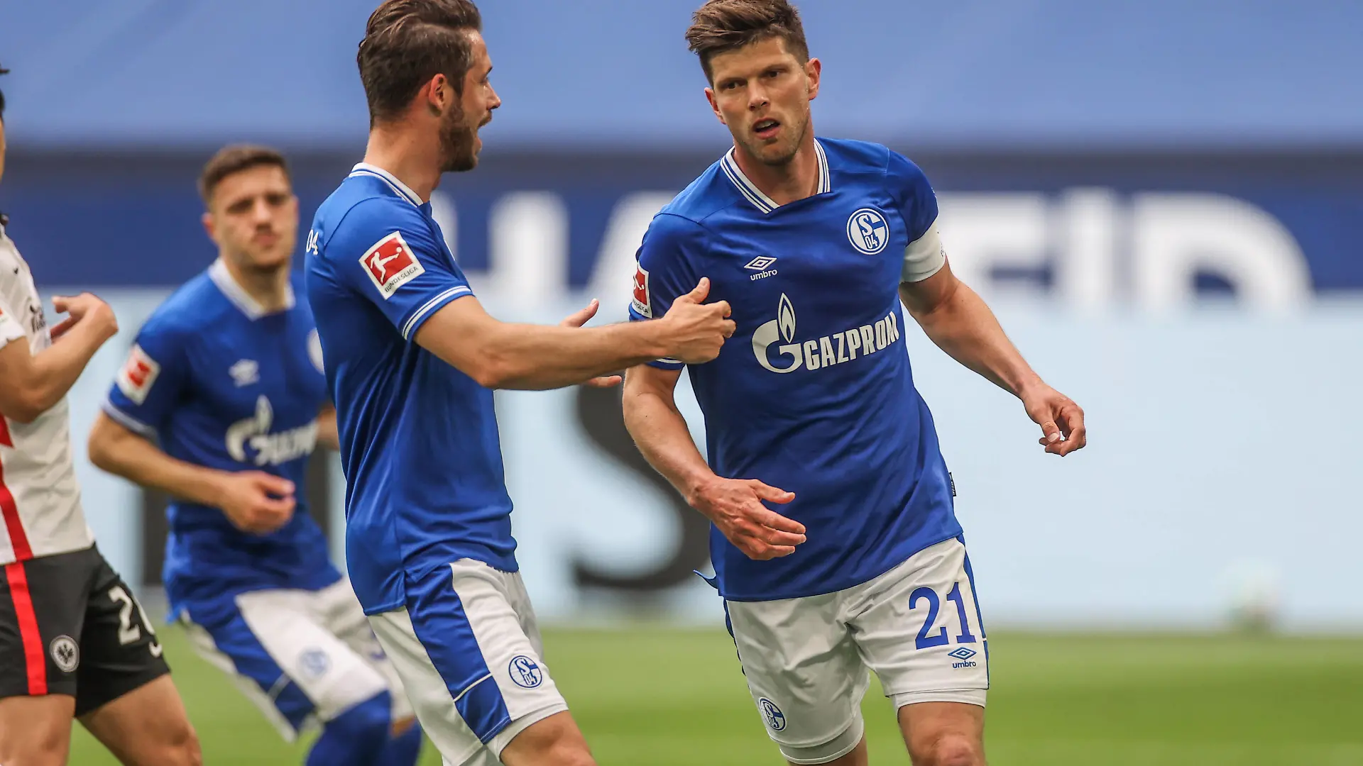 15.05.2021, Fussball, Saison 2020/2021, 1. Bundesliga, 33.Spieltag, FC Schalke 04 - Eintracht Frankfurt, v. l. Mark Uth FC Schalke 04, Klaas-Jan Huntelaar FC Schalke 04 Tim Rehbein/RHR-FOTO DFL REGULATIONS PROHIBIT ANY USE OF PHOTOGRAPHS AS IMAGE SEQUENCES AND/OR QUASI-VIDEO. Gelsenkirchen Veltins Arena NRW Deutschland xRHR-FOTO/TRx *** 15 05 2021, Football, Season 2020 2021, 1 Bundesliga, 33 Matchday, FC Schalke 04 Eintracht Frankfurt, f l Mark Uth FC Schalke 04 , Klaas Jan Huntelaar FC Schalke 04 Tim Rehbein RHR FOTO DFL REGULATIONS PROHIBIT ANY USE OF PHOTOGRAPHS AS IMAGE SEQUENCES AND OR QUASI VIDEO Gelsenkirchen Veltins Arena NRW Germany xRHR FOTO TRx