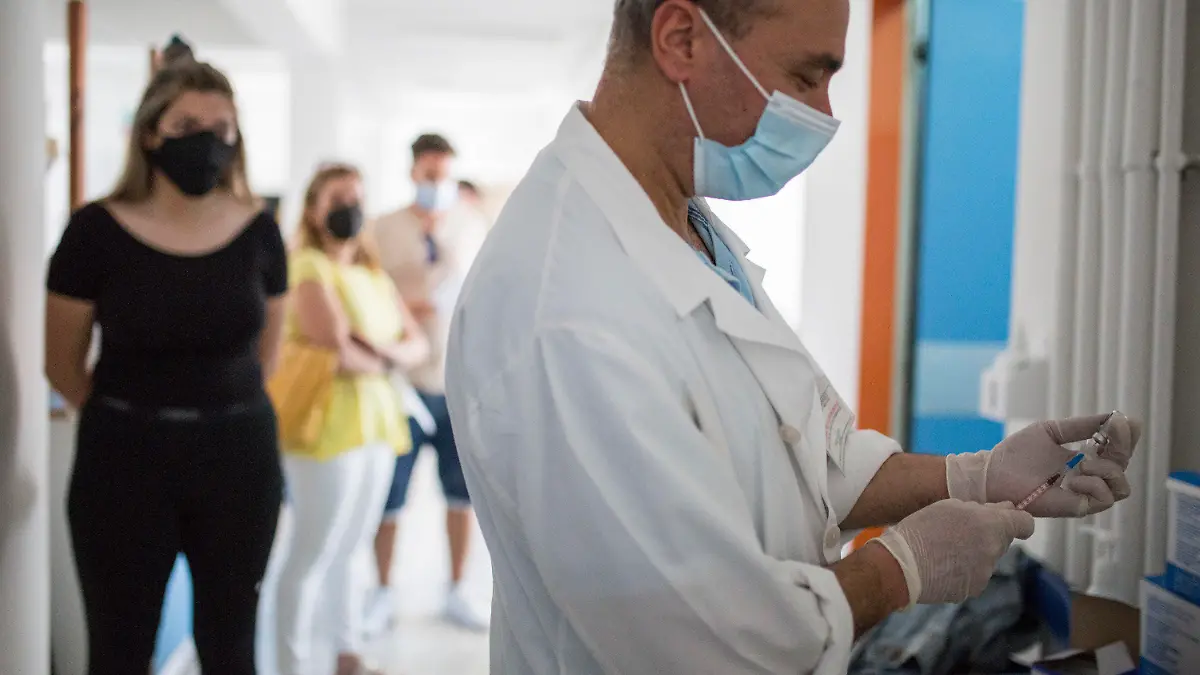 13.05.2021, Griechenland, Milos: Ein Arzt bereitet eine Dosis des Impfstoffs von Pfizer-BioNTech gegen Covid-19 im Impfzentrum vor. Auf der Insel Milos etwa und anderen griechischen Eilanden könnten so in den kommenden Wochen Impfquoten von bis zu 90 Prozent erreicht werden - nicht zuletzt, weil die Menschen vom Tourismus leben, Foto: Socrates Baltagiannis/dpa +++ dpa-Bildfunk +++