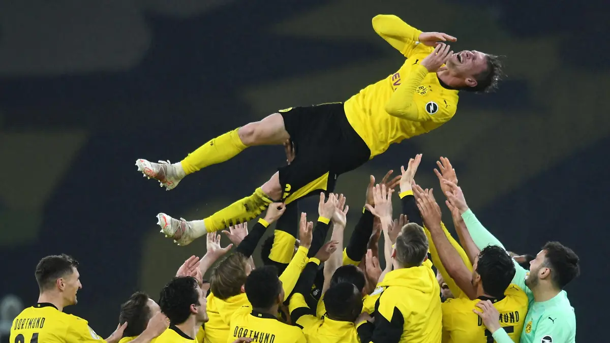 Soccer - DFB Cup - Final - RB Leipzig v Borussia Dortmund - Olympiastadion, Berlin, Germany - May 13, 2021 Borussia Dortmund's Lukasz Piszczek celebrates winning the DFB Cup with teammates Pool via REUTERS/Annegret Hilse DFB regulations prohibit any use of photographs as image sequences and or quasi-video.