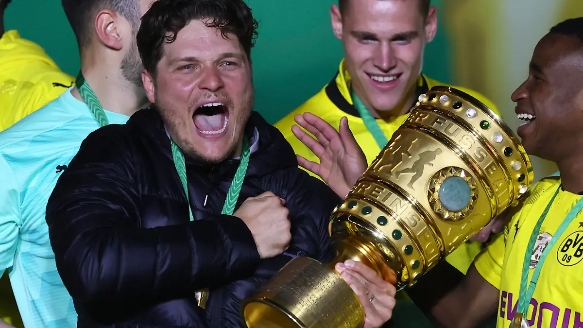 13.05.2021, Berlin: Fußball: DFB-Pokal, RB Leipzig - Borussia Dortmund, Finale im Olympiastadion. Edin Terzic (M), Dortmunds Cheftrainer, hält den Pokal im Arm und feiert mit der Mannschaft. WICHTIGER HINWEIS: Gemäß den Vorgaben der DFL Deutsche Fußball Liga bzw. des DFB Deutscher Fußball-Bund ist es untersagt, in dem Stadion und/oder vom Spiel angefertigte Fotoaufnahmen in Form von Sequenzbildern und/oder videoähnlichen Fotostrecken zu verwerten bzw. verwerten zu lassen. Foto: Martin Rose/POOL Getty/AP/dpa +++ dpa-Bildfunk +++
