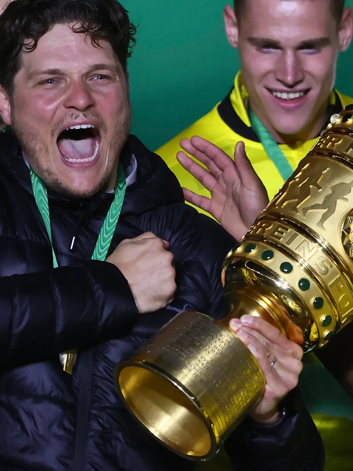 13.05.2021, Berlin: Fußball: DFB-Pokal, RB Leipzig - Borussia Dortmund, Finale im Olympiastadion. Edin Terzic (M), Dortmunds Cheftrainer, hält den Pokal im Arm und feiert mit der Mannschaft. WICHTIGER HINWEIS: Gemäß den Vorgaben der DFL Deutsche Fußball Liga bzw. des DFB Deutscher Fußball-Bund ist es untersagt, in dem Stadion und/oder vom Spiel angefertigte Fotoaufnahmen in Form von Sequenzbildern und/oder videoähnlichen Fotostrecken zu verwerten bzw. verwerten zu lassen. Foto: Martin Rose/POOL Getty/AP/dpa +++ dpa-Bildfunk +++