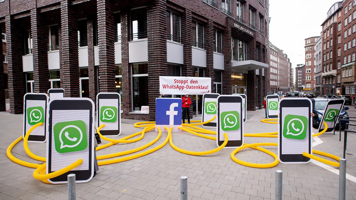 14.05.2021, Hamburg: Aktivisten des Kampagnennetzwerks Campact demonstrieren vor dem Sitz des Internet-Konzerns Facebook unter dem Motto «Stoppt den WhatsApp-Datenklau» gegen neue Nutzungsbedingungen der Kommunikations-App «WhatsApp». Foto: Daniel Reinhardt/dpa +++ dpa-Bildfunk +++