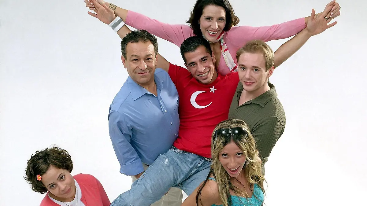 "Alle lieben Jimmy", NEUE SERIE IM PROGRAMM, 8 Folgen ab Freitag, 21.04.2006, 21.45 Uhr, RTL: In dieser Sitcom dreht sich alles um Jimmy (Eralp Uzun, Mi.), seine Familie mit Schwester Fatma (Maya Haddad, li.unten), Vater Metin (Tayfun Bademsoy), Mutter Gül (Meral Perin, oben), Schwester Leyla (Gülcan, re.unten) - und seinen besten Freund Ben (Siggi Kautz). - Abdruck honorarfrei bei Quellenangabe, Foto: RTL - Nur für redaktionelle Fernsehzwecke in Verbindung mit RTL Television - Mehr Bilder und Infos unter www.rtl-presse.de +++ +++