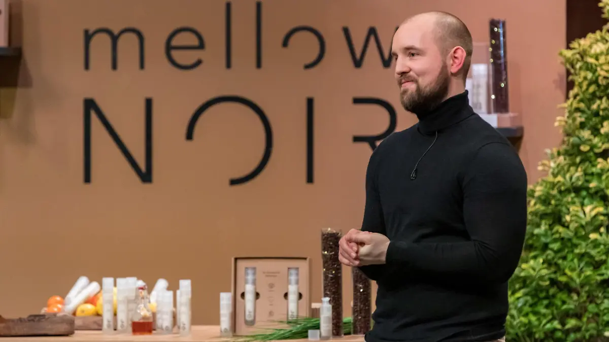 Julian Köster aus Mettmann präsentiert mit _mellow NOIR" einen Facial Moisturiser mit Kaffeeöl. Er erhofft sich ein Investment von 100.000 Euro für 20 Prozent der Anteile an seinem Unternehmen.  Die Verwendung des sendungsbezogenen Materials ist nur mit dem Hinweis und Verlinkung auf TVNOW gestattet.