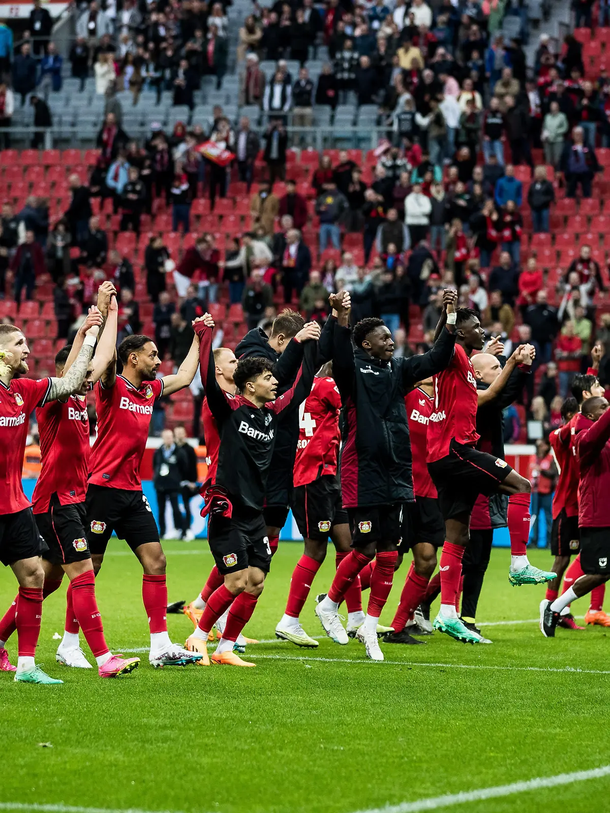 1. Fussball Bundesliga Bayer 04 Leverkusen - RB Leipzig Die Spieler von Bayer 04 Leverkusen feiern den Sieg in der Kurve 1. Fussball Bundesliga, Bayer 04 Leverkusen - RB Leipzig, BayArena Leverkusen DFL REGULATIONS PROHIBIT ANY USE OF PHOTOGRAPHS AS IMAGE SEQUENCES AND/OR QUASI-VIDEO. *** 1 Football Bundesliga Bayer 04 Leverkusen RB Leipzig Bayer 04 Leverkusen players celebrate victory in the corner 1 Football Bundesliga, Bayer 04 Leverkusen RB Leipzig, BayArena Leverkusen DFL REGULATES PROHIBIT ANY USE OF PHOTOGRAPHS AS IMAGE SEQUENCES AND OR QUASI VIDEO Copyright: xBEAUTIFULxSPORTS/Wunderlx