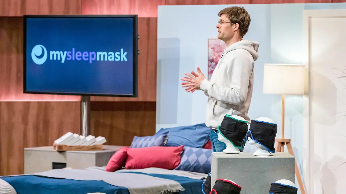 Fabian Karau aus Frankfurt präsentiert mit _mysleepmask" eine Schlafmaske für Migränepatienten. Er erhofft sich ein Investment von 100.000 Euro für 20 Prozent der Anteile an seinem Unternehmen.  Die Verwendung des sendungsbezogenen Materials ist nur mit dem Hinweis und Verlinkung auf TVNOW gestattet.