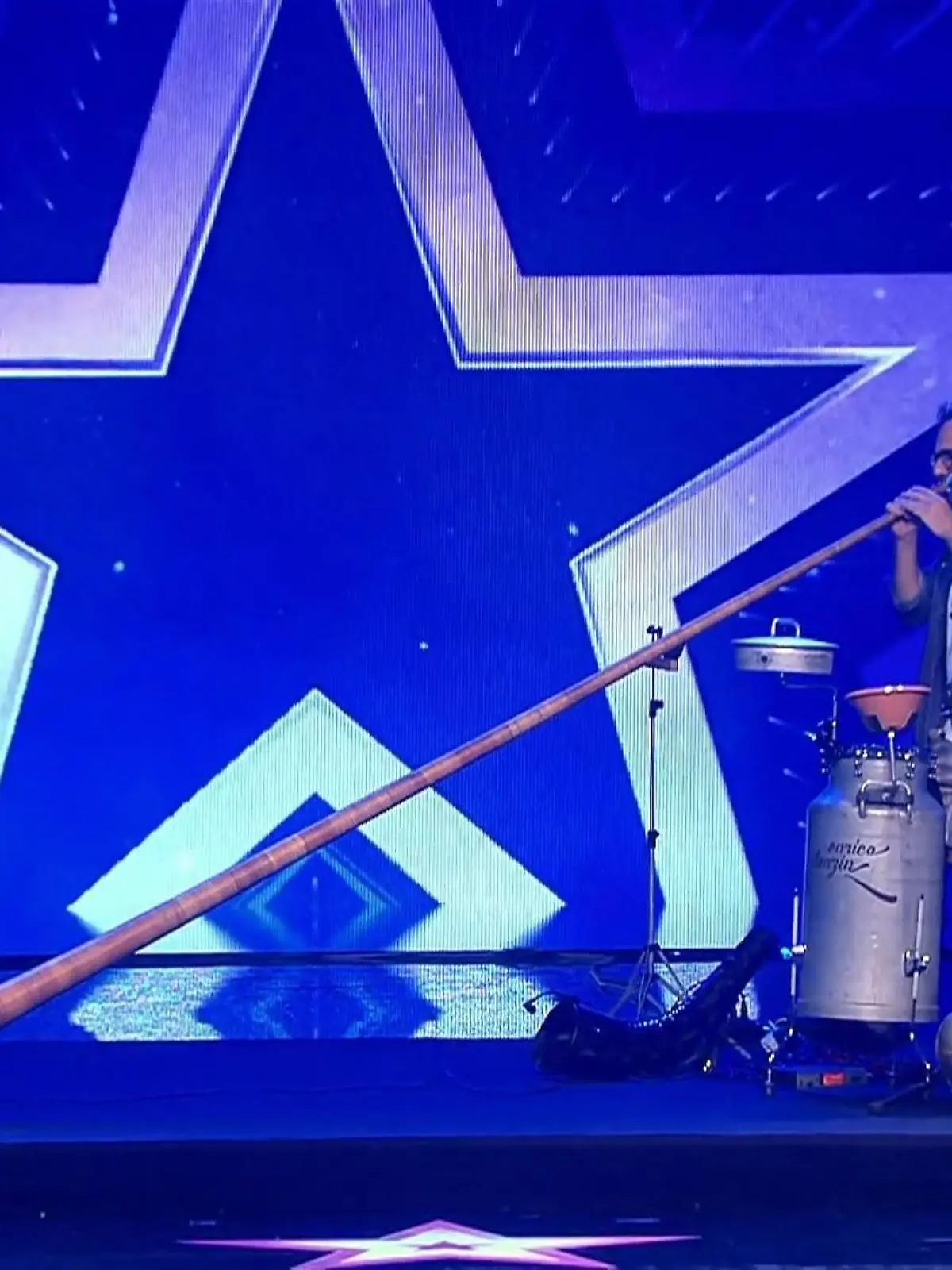 Bild zu: "Enrico begeistert mit Alphorn"
