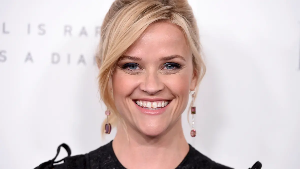 ARCHIV - 16.10.2017, USA, Los Angeles: Reese Witherspoon, US-amerikanische Schauspielerin, kommt zu den 24. ELLE Women in Hollywood Awards. (zu dpa "Reese Witherspoon dreht zwei Netflix-Komödien" vom 14.05.2020) Foto: Jordan Strauss/Invision/AP/dpa +++ dpa-Bildfunk +++
