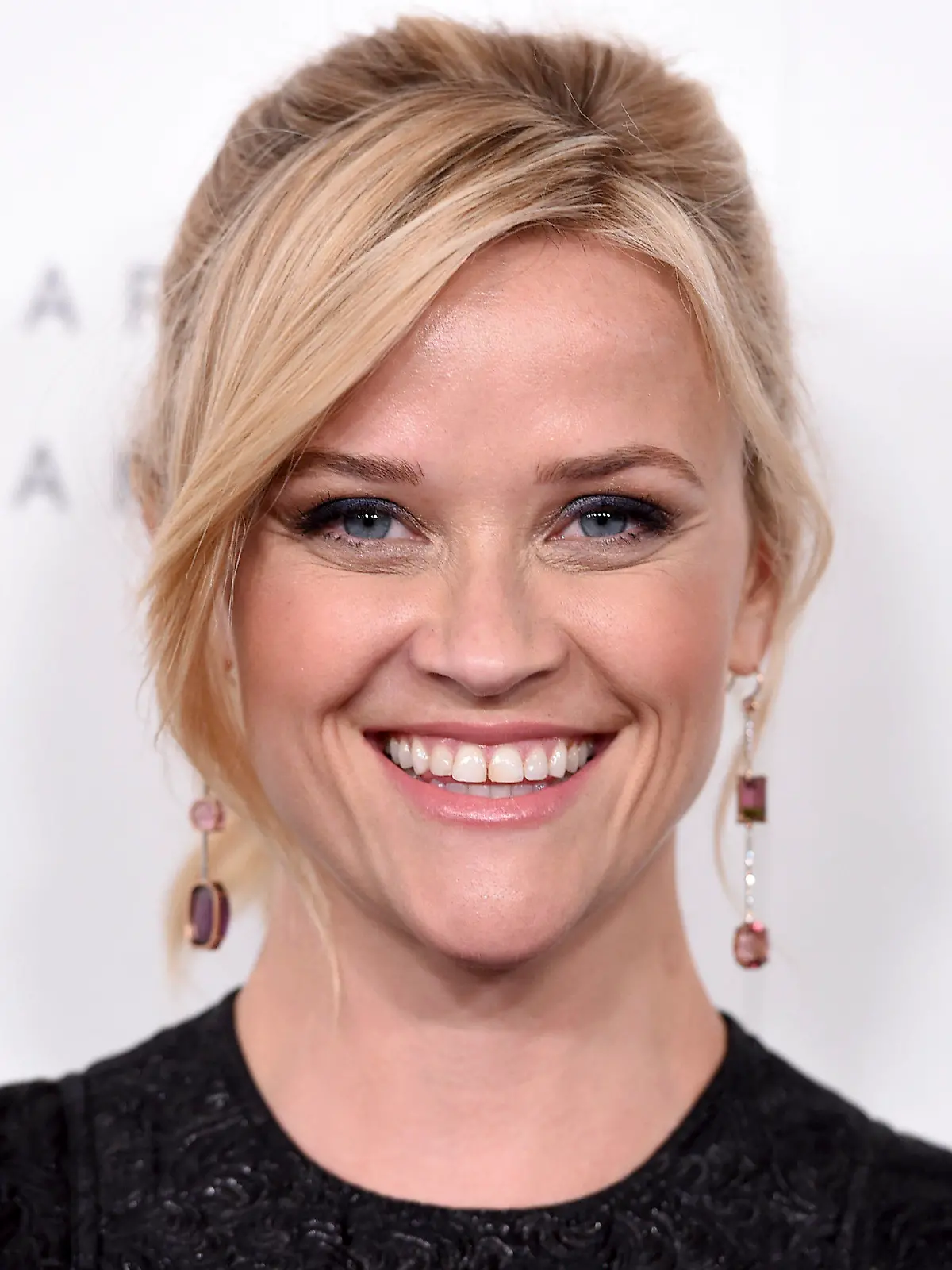 ARCHIV - 16.10.2017, USA, Los Angeles: Reese Witherspoon, US-amerikanische Schauspielerin, kommt zu den 24. ELLE Women in Hollywood Awards. (zu dpa "Reese Witherspoon dreht zwei Netflix-Komödien" vom 14.05.2020) Foto: Jordan Strauss/Invision/AP/dpa +++ dpa-Bildfunk +++