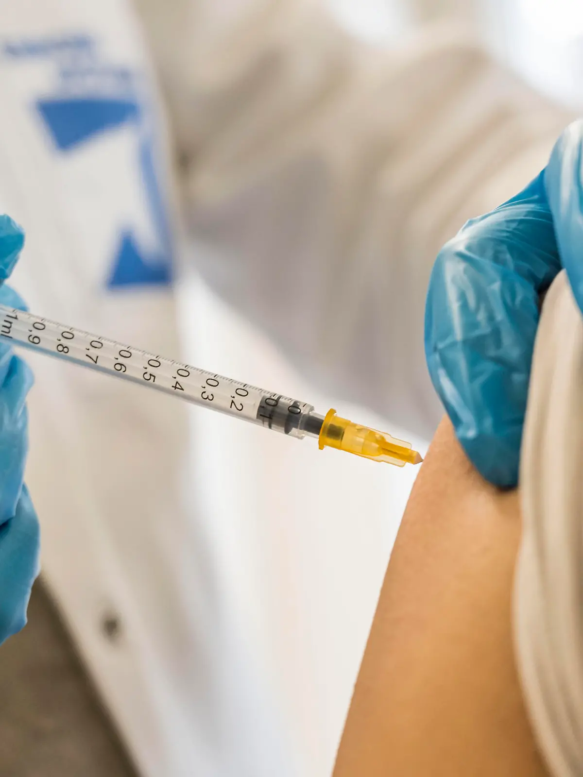 Impfung mit dem Corona-Impfstoff von Biontech (Themenfoto vom 08.02.2022). Themenfoto Impfen (mit dem Impfstoff AstraZeneca) vom 19.05.2021. Wie bei jeder Impfung kann es auch bei der Corona-Schutzimpfung zu Nebenwirkungen kommen. Betroffene des "Post-Vac-Syndroms" leiden unter aehnlichen Symptomen wie sie bei Long Covid auftreten - und unter Stigmatisierung. Die Impfnebenwirkungen, die nach der Covid-19-Schutzimpfung mit einem zugelassenen Impfstoff auftreten koennen unter anderem chronische Erschoepfung, Muedigkeit, Hirnvenenthrombosen, Laehmungserscheinungen und Herzbeutelentzuendungen sein. (Siehe epd-Bericht vom 15.11.2022)