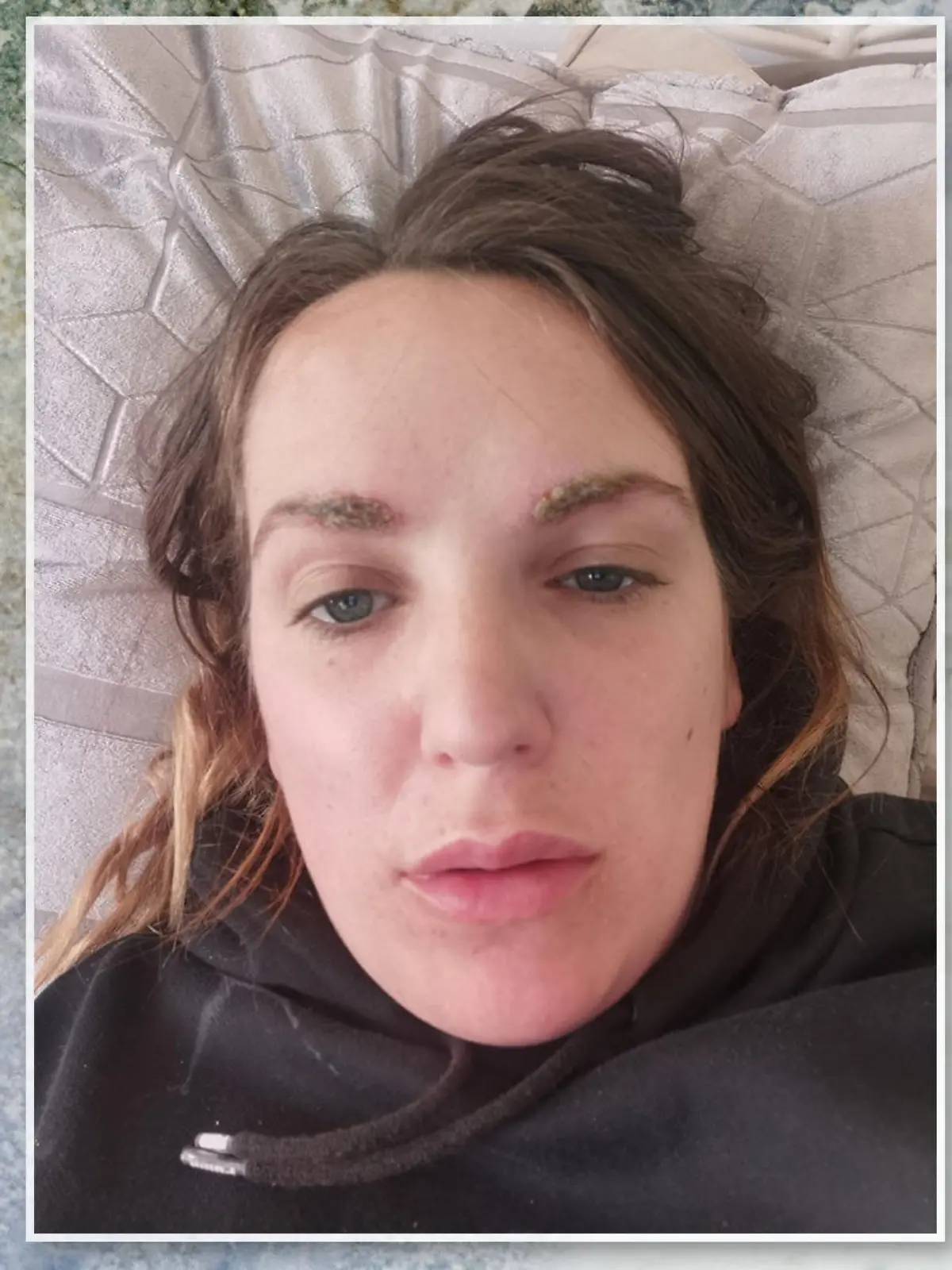 Frau fallen Augenbrauen nach Tönung ab