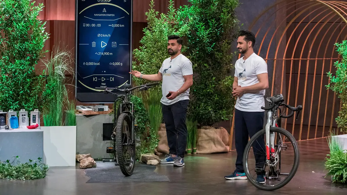 Sohrab (l.) und Khesrau Noorzaie aus Kassel präsentieren mit _Sminno" das Cockpitsystem für Zweiräder plus App. Sie erhoffen sich ein Investment von 500.000 Euro für 15 Prozent der Anteile an ihrem Unternehmen.   Die Verwendung des sendungsbezogenen Materials ist nur mit dem Hinweis und Verlinkung auf TVNOW gestattet.