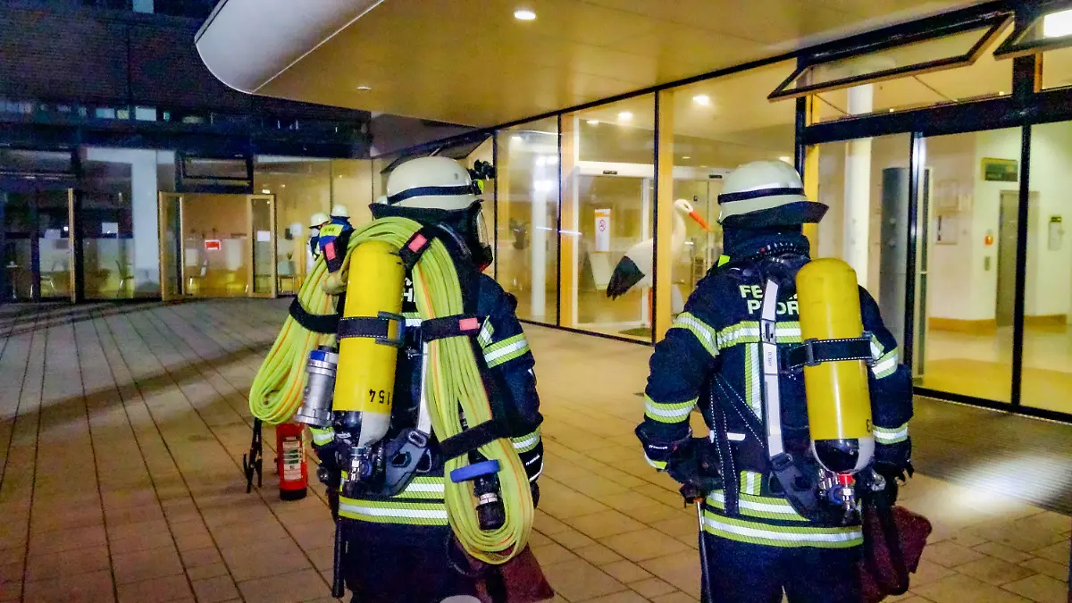 02.05.2023, Baden-Württemberg, Pforzheim: Einsatzkräfte der Feuerwehr sind bei einem Brand in einem Krankenhaus im Einsatz. Bei einem Feuer in der Notaufnahme eines Pforzheimer Krankenhauses ist ein Mensch ums Leben gekommen. Der Brand wurde am späten Dienstagabend gemeldet, wie ein Polizeisprecher sagte. Die Notaufnahme war demnach stark verraucht und musste geräumt werden. Sie blieb über Nacht geschlossen. Weitere Angaben zur Brandursache oder Identität des Toten machte die Polizei zunächst nicht. Foto: Markus Rott/EinsatzReport24/dpa +++ dpa-Bildfunk +++