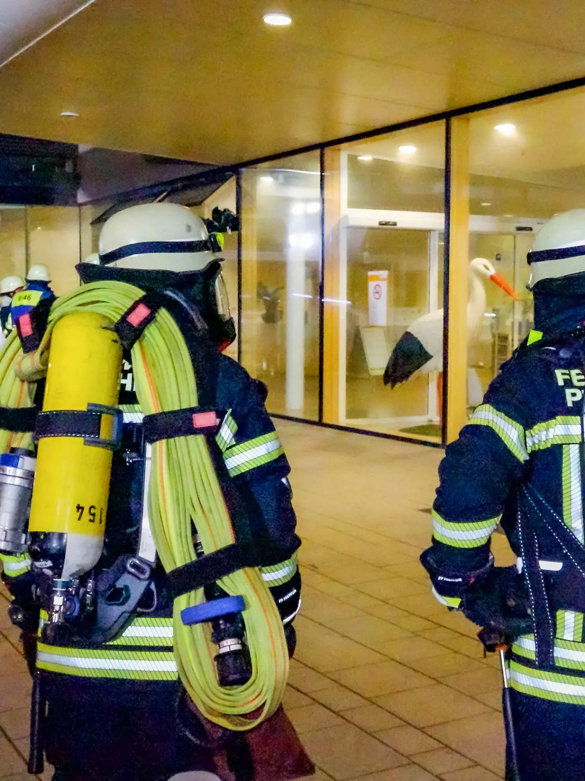 02.05.2023, Baden-Württemberg, Pforzheim: Einsatzkräfte der Feuerwehr sind bei einem Brand in einem Krankenhaus im Einsatz. Bei einem Feuer in der Notaufnahme eines Pforzheimer Krankenhauses ist ein Mensch ums Leben gekommen. Der Brand wurde am späten Dienstagabend gemeldet, wie ein Polizeisprecher sagte. Die Notaufnahme war demnach stark verraucht und musste geräumt werden. Sie blieb über Nacht geschlossen. Weitere Angaben zur Brandursache oder Identität des Toten machte die Polizei zunächst nicht. Foto: Markus Rott/EinsatzReport24/dpa +++ dpa-Bildfunk +++