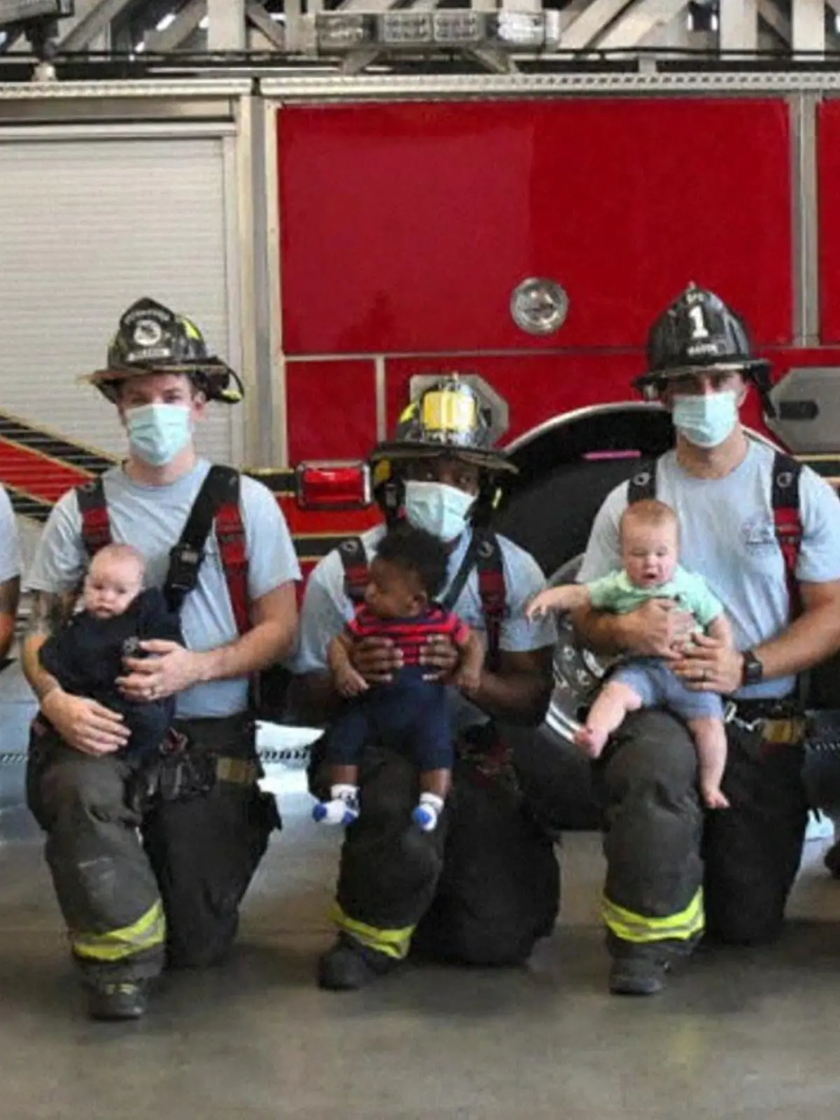 Die Feuerwehrmänner mit ihren Frauen und Kindern.