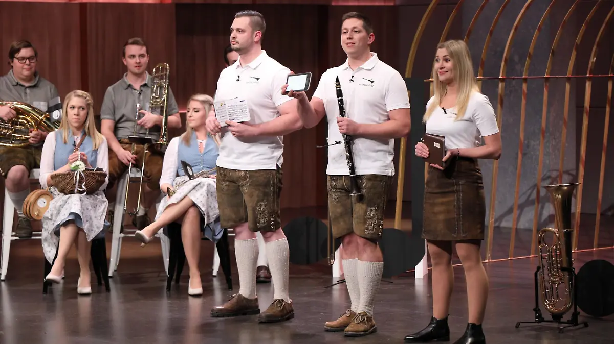 Markus Wenzl (l.), Patrick Rupprecht und Carina Eigner aus Österreich präsentieren das digitale Marschkapellenbuch "Marschpat". Sie erhoffen sich ein Investment von 300.000 Euro für 20 Prozent der Anteile an ihrem Unternehmen.  Die Verwendung des sendungsbezogenen Materials ist nur mit dem Hinweis und Verlinkung auf TVNOW gestattet.