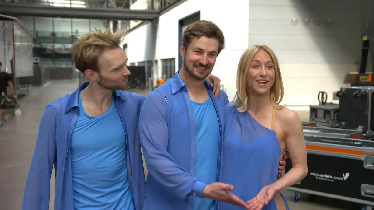 Ihr Trio-Tanz verkörpert eine ganz besondere Message Nicolas Puschmann tanzt mit einer Frau