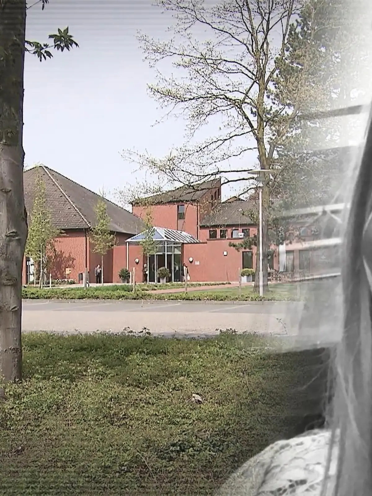 Die Tat schockierte im November das münsterländische Warendorf: Jan T. (31) soll seiner Bekannten Johanna K. (21) an der Haustür aufgelauert, sie in ihrer Wohnung missbraucht und dann mit einem Messer getötet haben. Am Freitag hat der Mordprozess gegen ihn vor dem Landgericht Münster begonnen. Von Reue oder Emotionen war bei dem 31-Jährigen keine Spur, wie RTL-Reporter Valerio Magno berichtet.