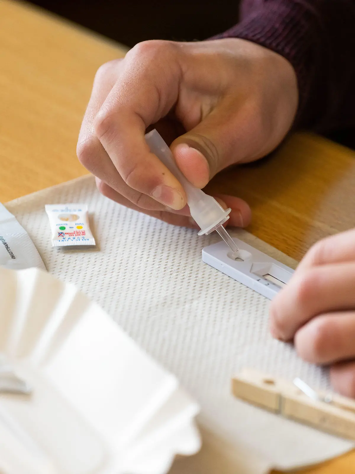 19.04.2021, Baden-Württemberg, Heitersheim: Ein Schüler der Johanniter-Realschule in Heitersheim träufelt fertige Lösungsflüssigkeit für den Corona-Selbsttest auf einen Teststreifen. Nach mehr als vier Monaten Lockdown sollten die Schulen eigentlich wieder für alle Kinder und Jugendlichen öffnen. Doch die Corona-Infektionszahlen liegen in einer Reihe von Kreisen über dem Grenzwert von 200 Ansteckungen auf 100 000 Einwohner in sieben Tagen, so dass die Schulen dort geschlossen bleiben müssen. Weitere Kreise nähern sich der Schwelle. Foto: Philipp von Ditfurth/dpa +++ dpa-Bildfunk +++