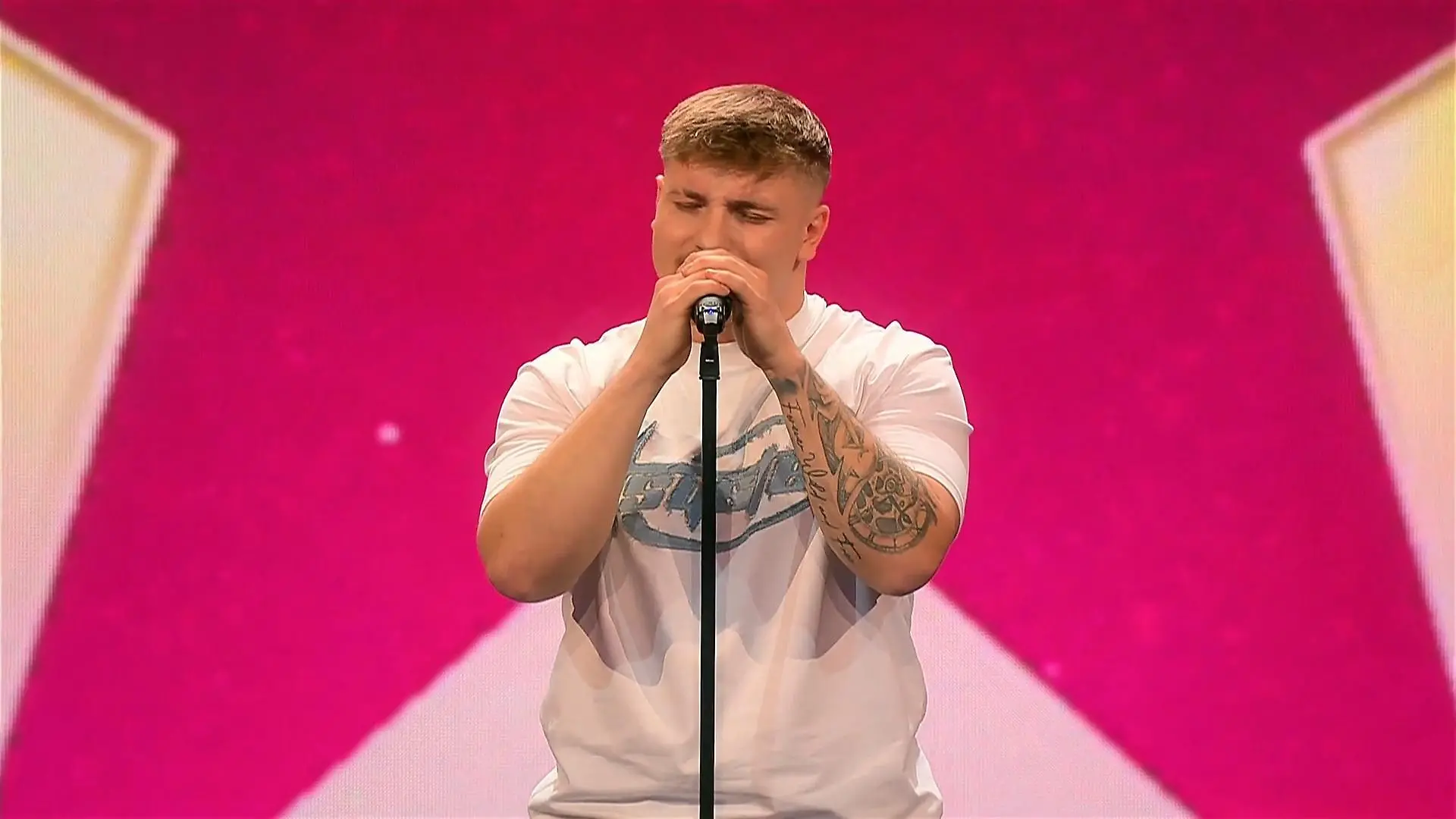 Justin Schwung berührt die Jury mit "Monsters“ Von James Blunt