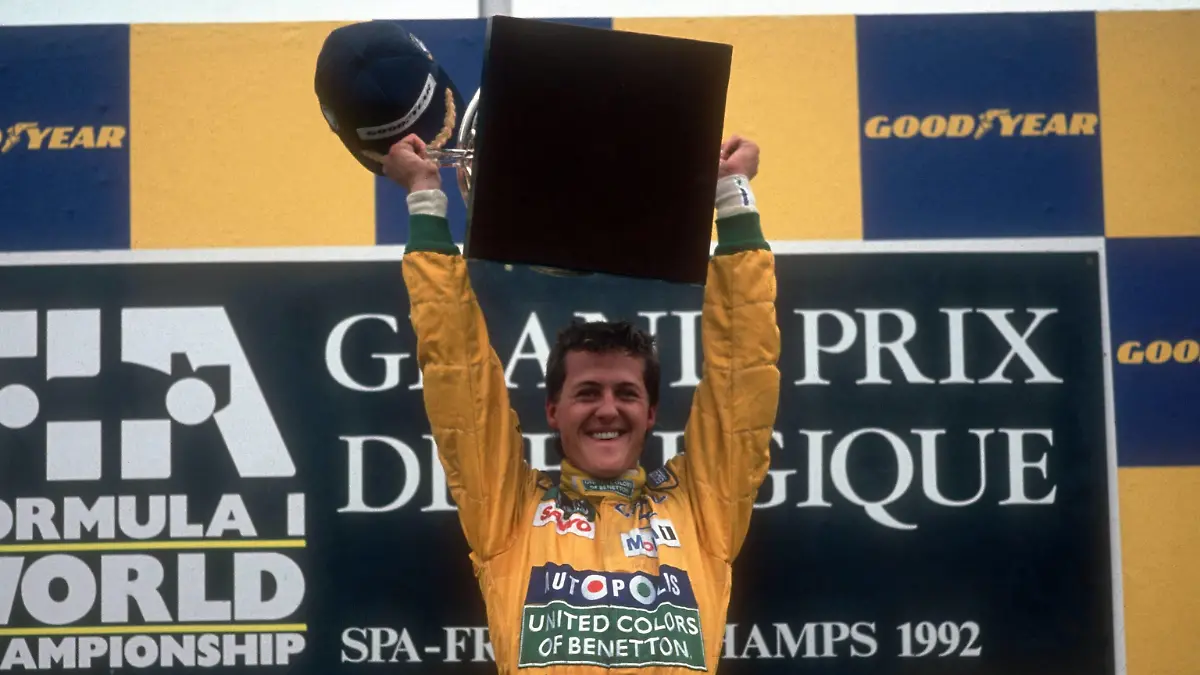 GP von Belgien 1992: Michael Schumacher (Deutschland / Benetton Ford) präsentiert stolz den Pokal für seinen 1. Grand Prix SiegGP from Belgium 1992 Michael Schumacher Germany Benetton Ford presents Pride the Cup for his 1 Grand Prix Victory  