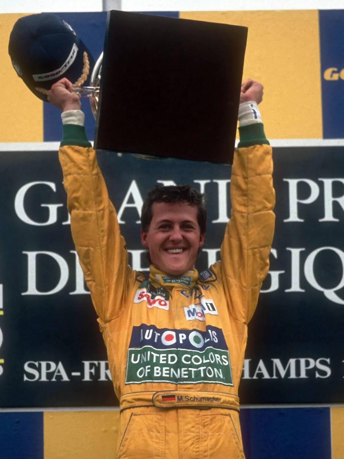 GP von Belgien 1992: Michael Schumacher (Deutschland / Benetton Ford) präsentiert stolz den Pokal für seinen 1. Grand Prix SiegGP from Belgium 1992 Michael Schumacher Germany Benetton Ford presents Pride the Cup for his 1 Grand Prix Victory  
