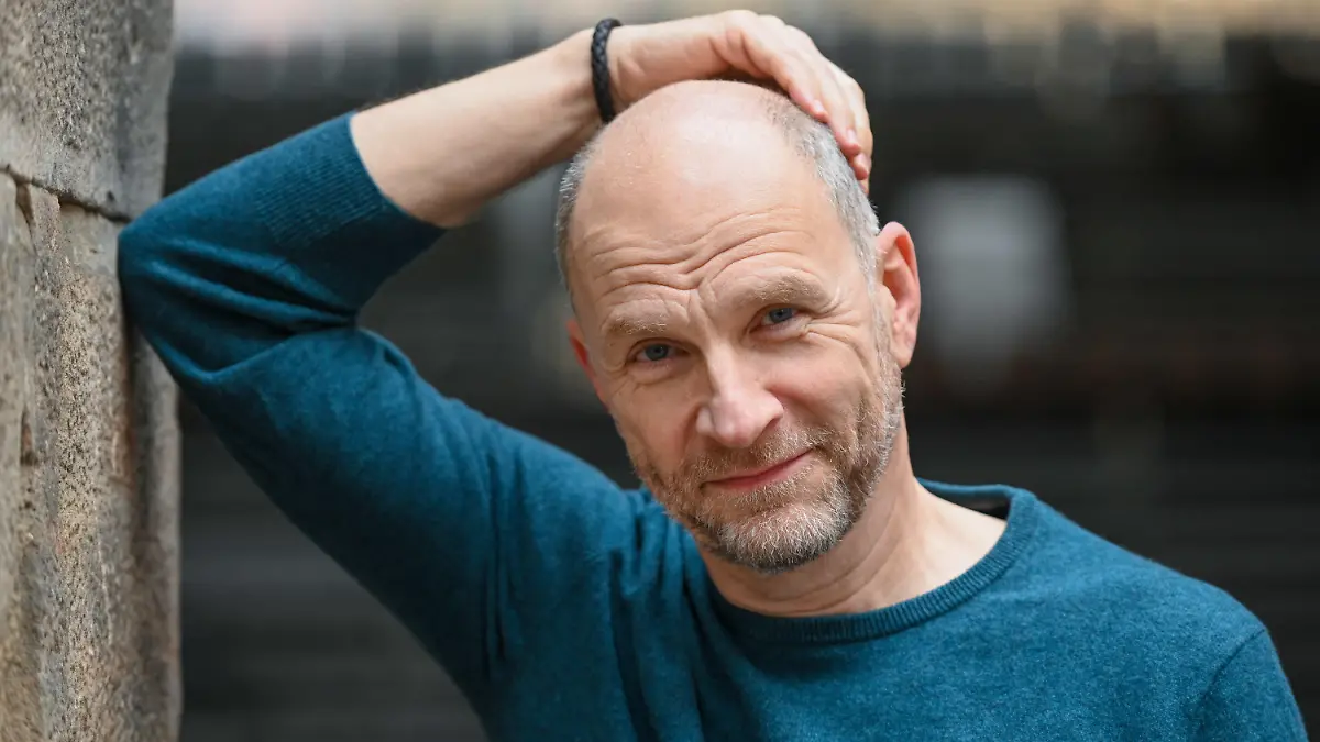 14.05.2021, Hessen, Bad Hersfeld: Götz Schubert (Keating im "Club der toten Dichter) lehnt in der Stfitsruine an einer Mauer. Die Bad Hersfelder Festspiele sollen am 1. Juli mit einer Bühnenversion des Hollywoodfilms «Der Club der toten Dichter» eröffnet werden. Foto: Uwe Zucchi/dpa +++ dpa-Bildfunk +++