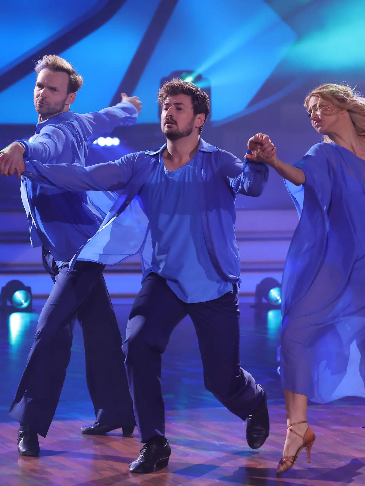 14.05.2021, Nordrhein-Westfalen, Köln: Fernsehdarsteller Nicolas Puschmann und Profitänzer Vadim Garbuzov (l) tanzen bei der RTL-Tanzshow "Let's Dance" einen Trio-Tanz mit der Tänzerin Kathrin Menzinger. Foto: Andreas Rentz/Getty Images Europe-Pool/dpa +++ dpa-Bildfunk +++