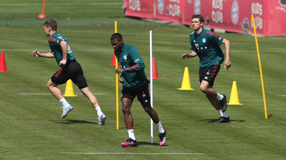 Joshua Kimmich, David Alaba und Thomas Mueller Bayern Muenchen sprinten GER, Training FC Bayern Muenchen, Fussball, 1.Bundesliga, Saison 2020/2021, 28.04.2021, DFB/DFL regulations prohibit any use of photographs as image sequences and/or qausi-video., GER,Training FC Bayern Muenchen, Fussball, 1.Bundesliga, Saison 2020/2021, 28.04.2021, Muenchen *** Joshua Kimmich, David Alaba and Thomas Mueller Bayern Muenchen sprint GER, Training FC Bayern Muenchen, Football, 1 Bundesliga, Season 2020 2021, 28 04 2021, DFB DFL regulations prohibit any use of photographs as image sequences and or qausi video , GER,Training FC Bayern Muenchen, Football, 1 Bundesliga, Season 2020 2021, 28 04 2021, Muenchen Copyright: xEIBNER/MarcelxEngelbrechtx EP_EER 