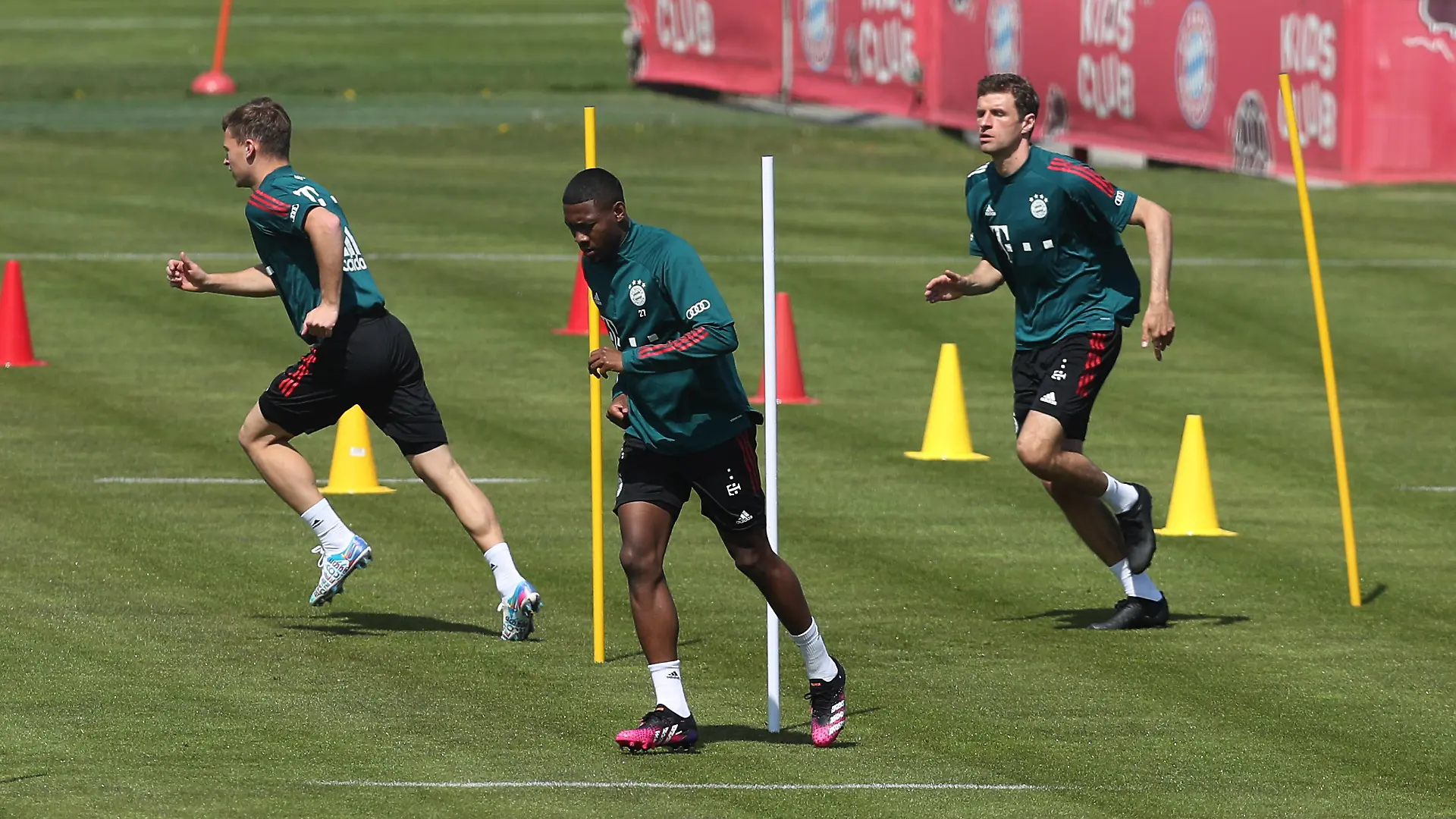 Joshua Kimmich, David Alaba und Thomas Mueller Bayern Muenchen sprinten GER, Training FC Bayern Muenchen, Fussball, 1.Bundesliga, Saison 2020/2021, 28.04.2021, DFB/DFL regulations prohibit any use of photographs as image sequences and/or qausi-video., GER,Training FC Bayern Muenchen, Fussball, 1.Bundesliga, Saison 2020/2021, 28.04.2021, Muenchen *** Joshua Kimmich, David Alaba and Thomas Mueller Bayern Muenchen sprint GER, Training FC Bayern Muenchen, Football, 1 Bundesliga, Season 2020 2021, 28 04 2021, DFB DFL regulations prohibit any use of photographs as image sequences and or qausi video , GER,Training FC Bayern Muenchen, Football, 1 Bundesliga, Season 2020 2021, 28 04 2021, Muenchen Copyright: xEIBNER/MarcelxEngelbrechtx EP_EER