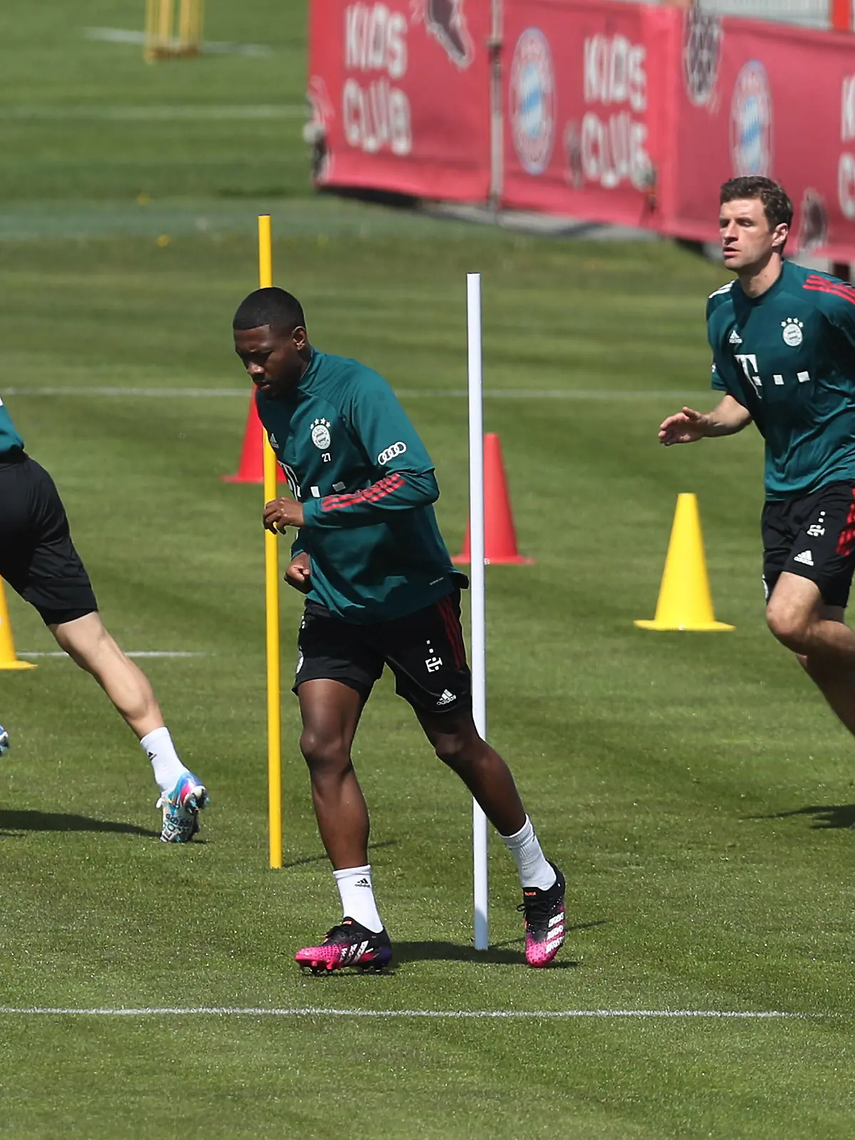 Joshua Kimmich, David Alaba und Thomas Mueller Bayern Muenchen sprinten GER, Training FC Bayern Muenchen, Fussball, 1.Bundesliga, Saison 2020/2021, 28.04.2021, DFB/DFL regulations prohibit any use of photographs as image sequences and/or qausi-video., GER,Training FC Bayern Muenchen, Fussball, 1.Bundesliga, Saison 2020/2021, 28.04.2021, Muenchen *** Joshua Kimmich, David Alaba and Thomas Mueller Bayern Muenchen sprint GER, Training FC Bayern Muenchen, Football, 1 Bundesliga, Season 2020 2021, 28 04 2021, DFB DFL regulations prohibit any use of photographs as image sequences and or qausi video , GER,Training FC Bayern Muenchen, Football, 1 Bundesliga, Season 2020 2021, 28 04 2021, Muenchen Copyright: xEIBNER/MarcelxEngelbrechtx EP_EER 