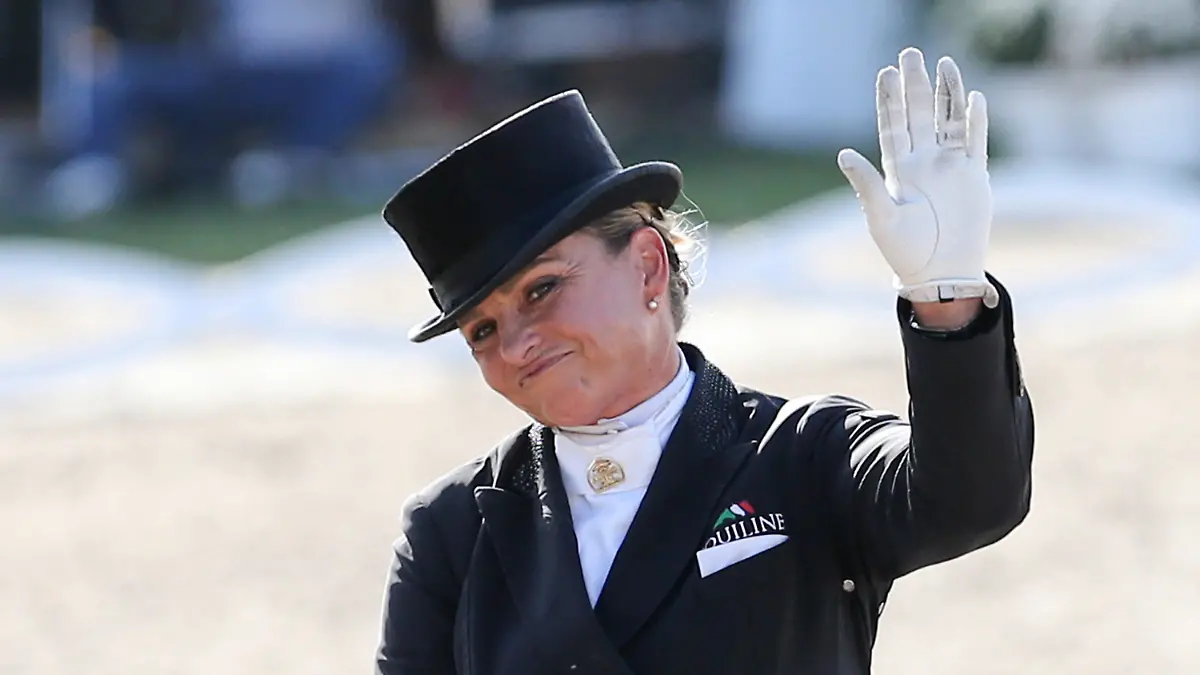 ARCHIV - 20.09.2020, Nordrhein-Westfalen, Balve: Die Dressurreiterin Dorothee Schneider reitet auf Faustus beim Grand Prix Kür der Dressur auf den dritten Platz. (zu dpa "Olympia-Kandidatin Schneider erleidet Schlüsselbeinbruch") Foto: Friso Gentsch/dpa +++ dpa-Bildfunk +++