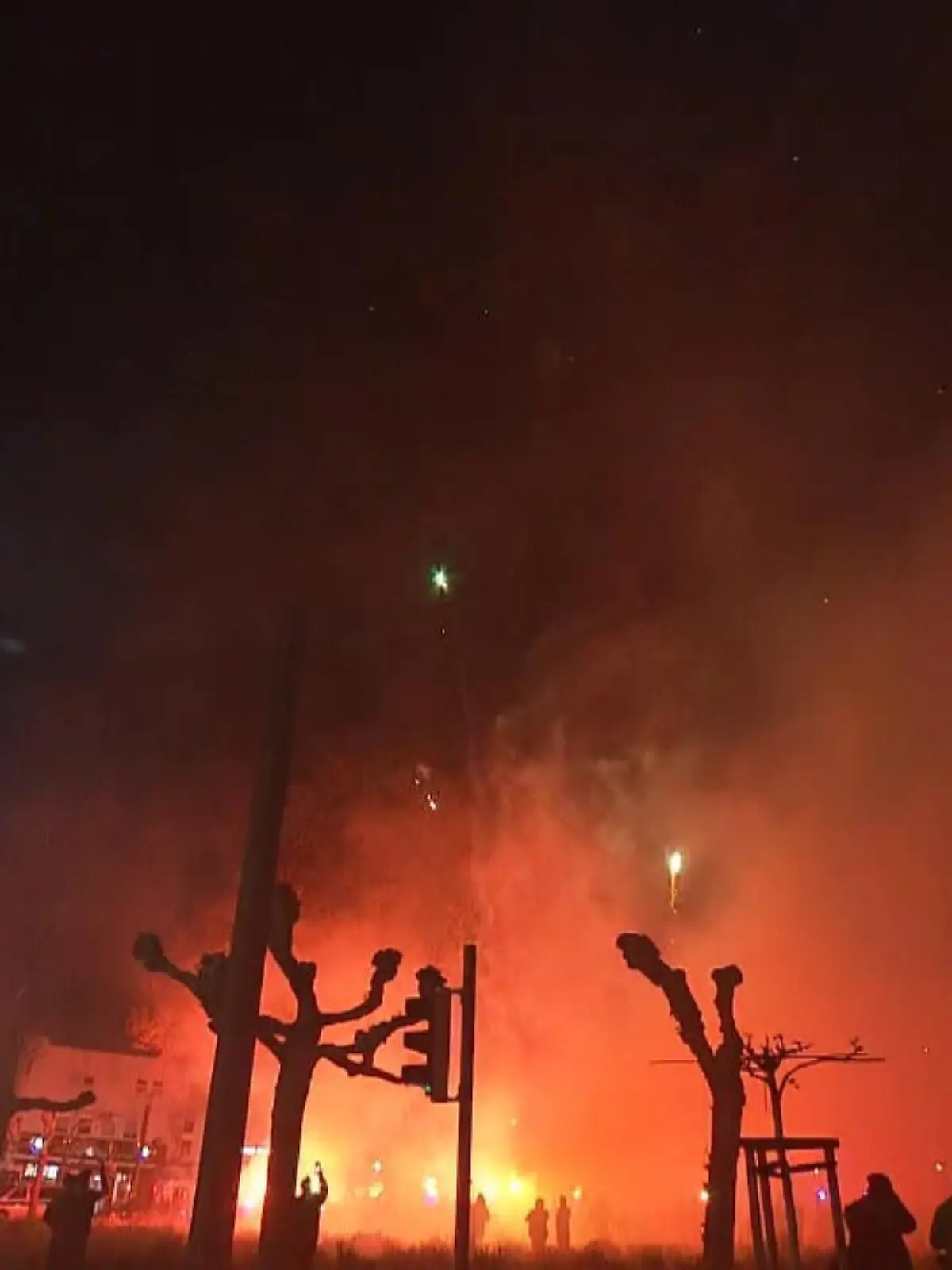 Bild zu: "Fans feiern trotz Ausgangssperre"