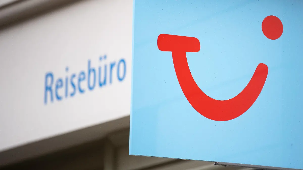ARCHIV - 20.03.2020, Brandenburg, Potsdam: Das Logo des Reiseunternehmens TUI hängt neben einem geschlossenen Reisebüro in der Innenstadt. (zu dpa "Tui spricht mit Betriebsräten über Schließung von Reisebüros") Foto: Soeren Stache/dpa-Zentralbild/dpa +++ dpa-Bildfunk +++
