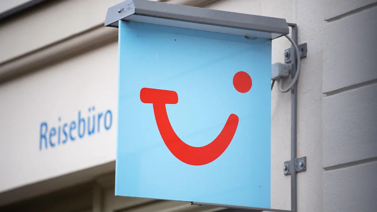 ARCHIV - 20.03.2020, Brandenburg, Potsdam: Das Logo des Reiseunternehmens TUI hängt neben einem geschlossenen Reisebüro in der Innenstadt. (zu dpa «Tui zieht Zwischenbilanz bis Jahreswechsel - neue Reiseabsagen») Foto: Soeren Stache/dpa-Zentralbild/dpa +++ dpa-Bildfunk +++