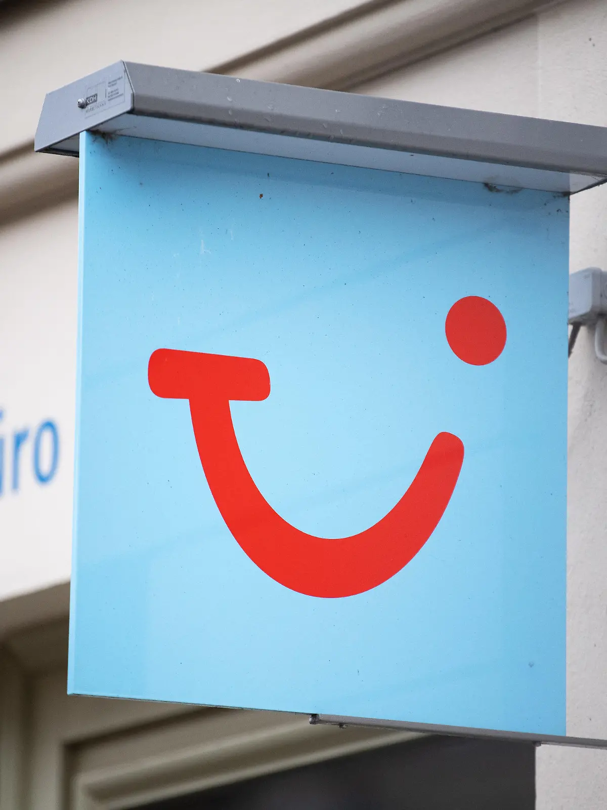 ARCHIV - 20.03.2020, Brandenburg, Potsdam: Das Logo des Reiseunternehmens TUI hängt neben einem geschlossenen Reisebüro in der Innenstadt. (zu dpa «Tui zieht Zwischenbilanz bis Jahreswechsel - neue Reiseabsagen») Foto: Soeren Stache/dpa-Zentralbild/dpa +++ dpa-Bildfunk +++