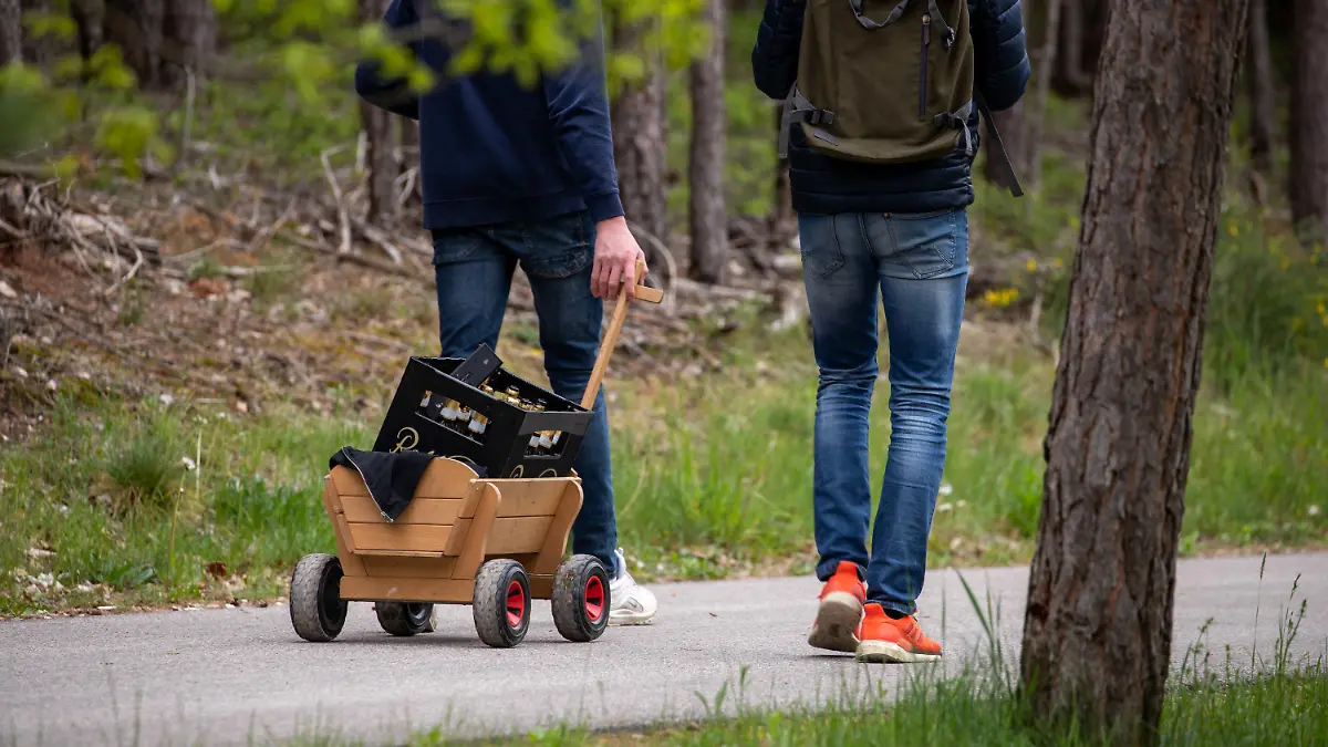 13.05.2021, Bayern, Pleinfeld: Zwei Jugendliche ziehen auf einem Bollerwagen eine Kiste Bier hinter sich her. Foto: Daniel Karmann/dpa +++ dpa-Bildfunk +++