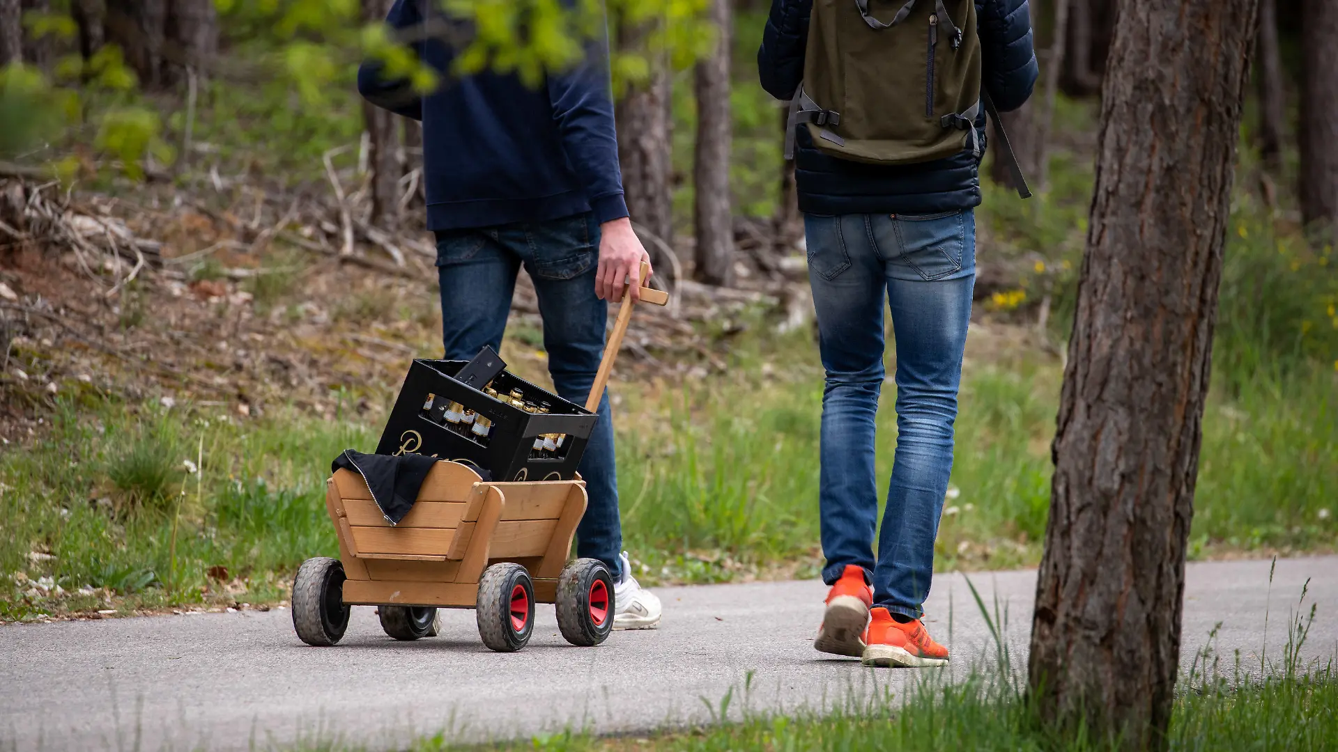13.05.2021, Bayern, Pleinfeld: Zwei Jugendliche ziehen auf einem Bollerwagen eine Kiste Bier hinter sich her. Foto: Daniel Karmann/dpa +++ dpa-Bildfunk +++