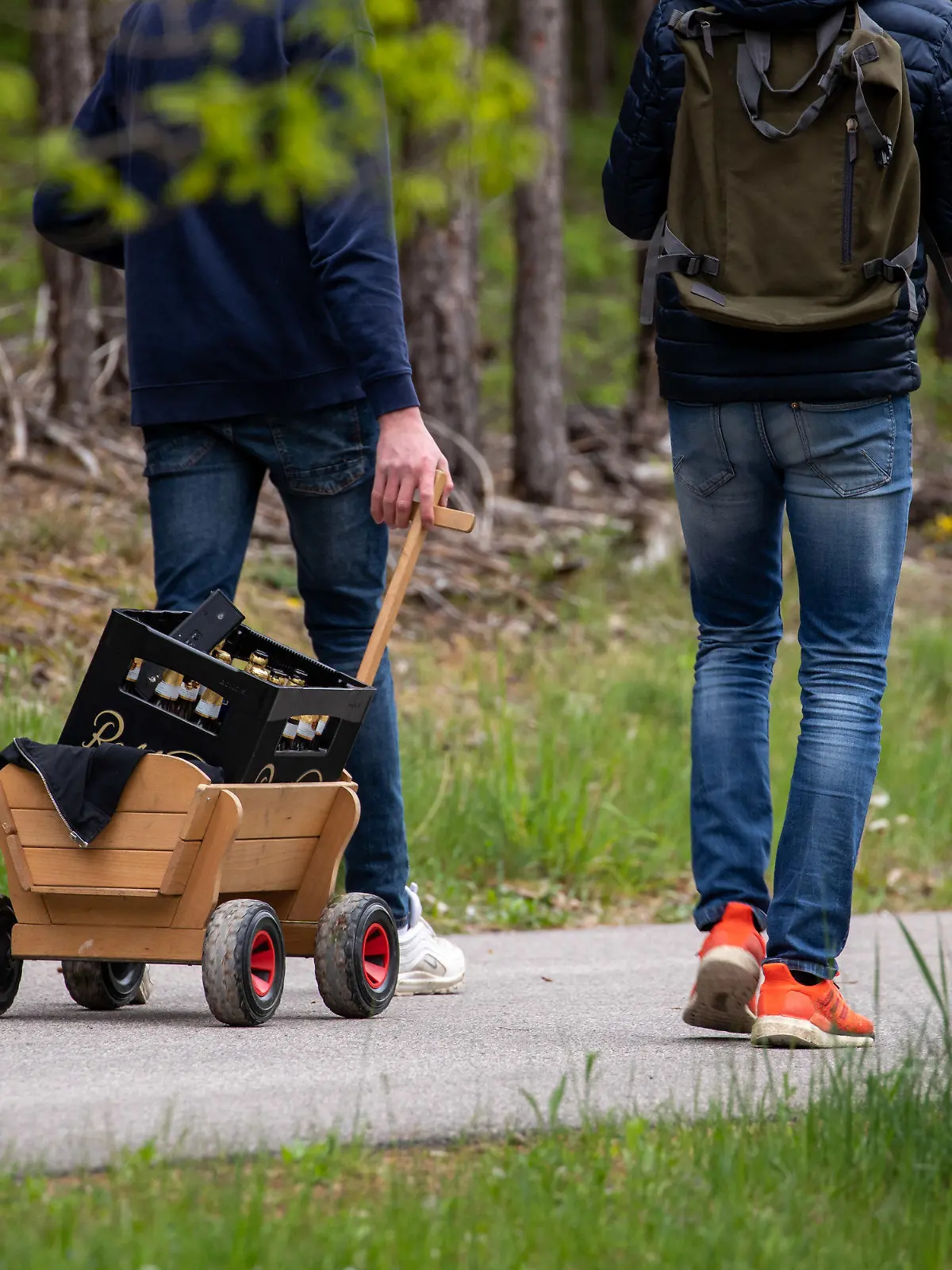 13.05.2021, Bayern, Pleinfeld: Zwei Jugendliche ziehen auf einem Bollerwagen eine Kiste Bier hinter sich her. Foto: Daniel Karmann/dpa +++ dpa-Bildfunk +++