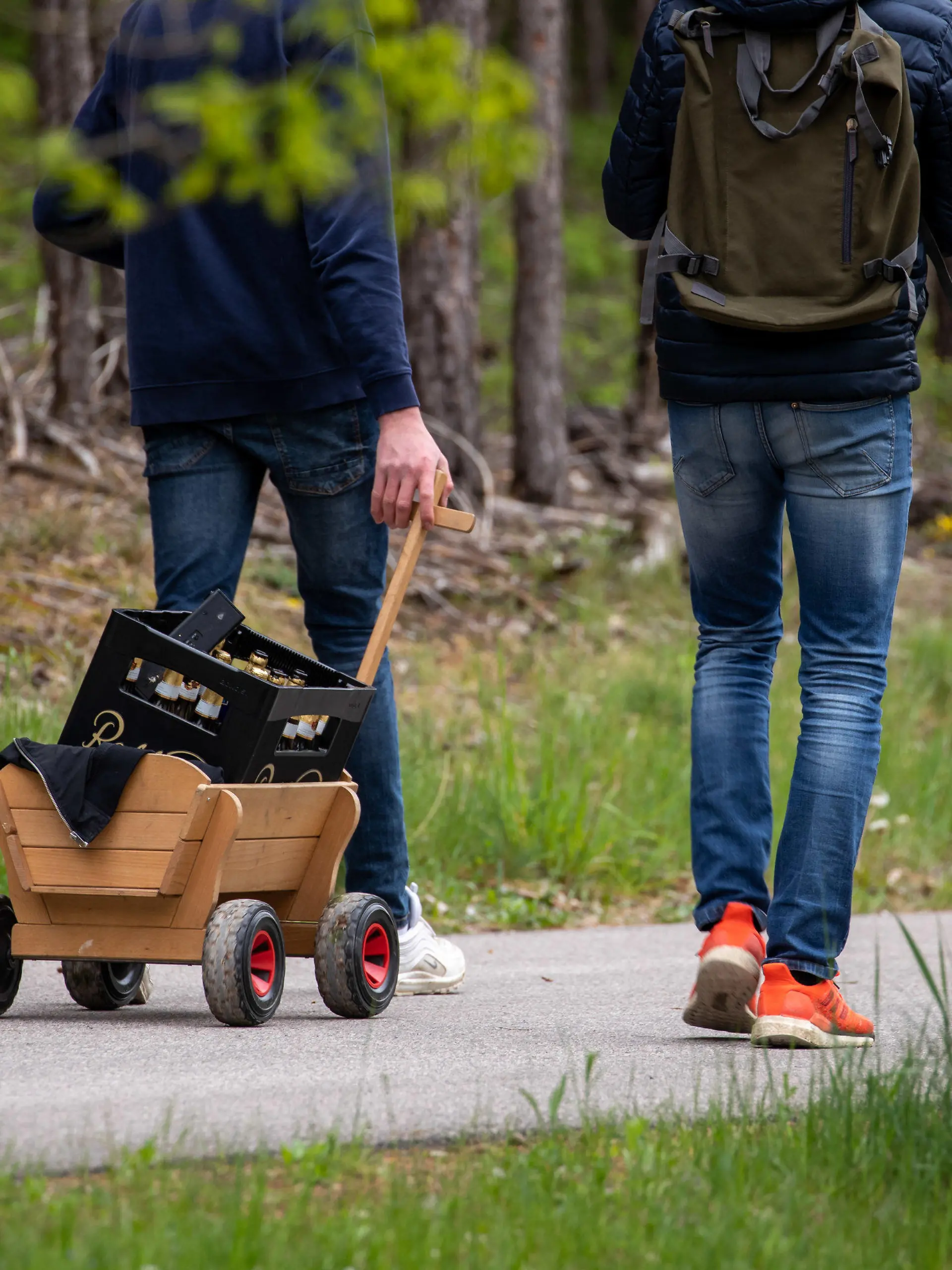 13.05.2021, Bayern, Pleinfeld: Zwei Jugendliche ziehen auf einem Bollerwagen eine Kiste Bier hinter sich her. Foto: Daniel Karmann/dpa +++ dpa-Bildfunk +++