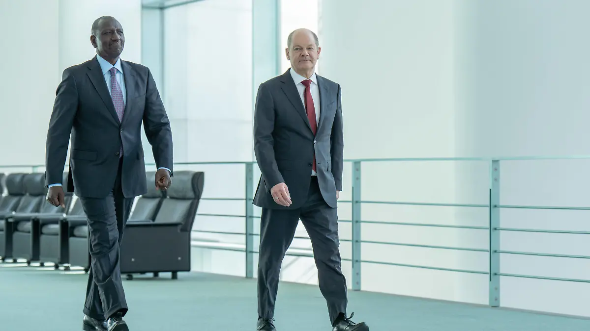 Bundeskanzler Olaf Scholz, Staatspräsident Republik Kenia, William Ruto Bundeskanzler Olaf Scholz SPD empfängt Staatspräsident Republik Kenia, William Ruto im Bundeskanzleramt Berlin Berlin GER *** Federal Chancellor Olaf Scholz, President of the Republic of Kenya, William Ruto Federal Chancellor Olaf Scholz SPD receives President of the Republic of Kenya, William Ruto at the Federal Chancellery Berlin Berlin GER