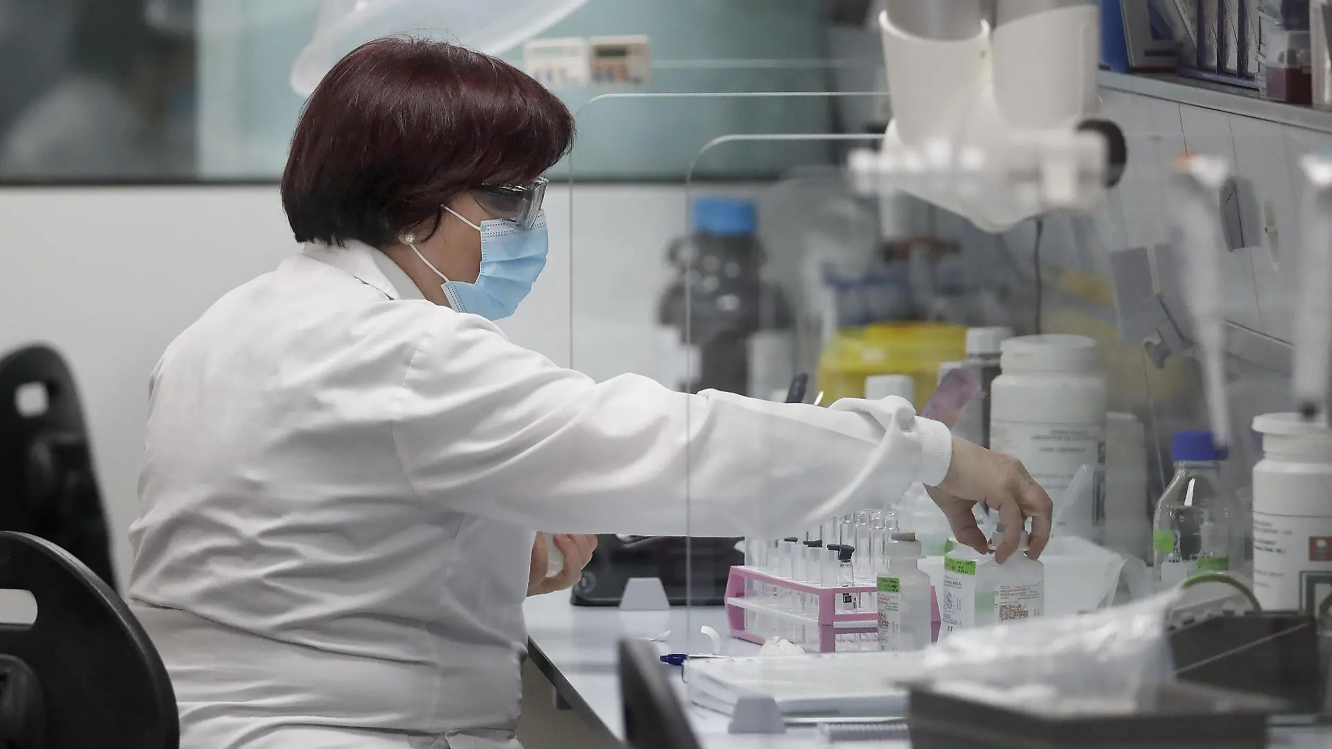 Reig Jofre pharma s staff member works in the microbiology laboratory at the company s facilities in Sant Joan Desp, Barcelona, Spain, 26 March 2021. Sant Joan Despi s plant will start to produce the first doses of the Janssen vaccine against Covid-19 from June 2021. Reig Jofre pharma will produce Janssen vaccine against Covid-19 from June 2021 ACHTUNG: NUR REDAKTIONELLE NUTZUNG PUBLICATIONxINxGERxSUIxAUTxONLY Copyright: xAndreuxDalmaux GRAFCAT633 20210326-637523687215433521