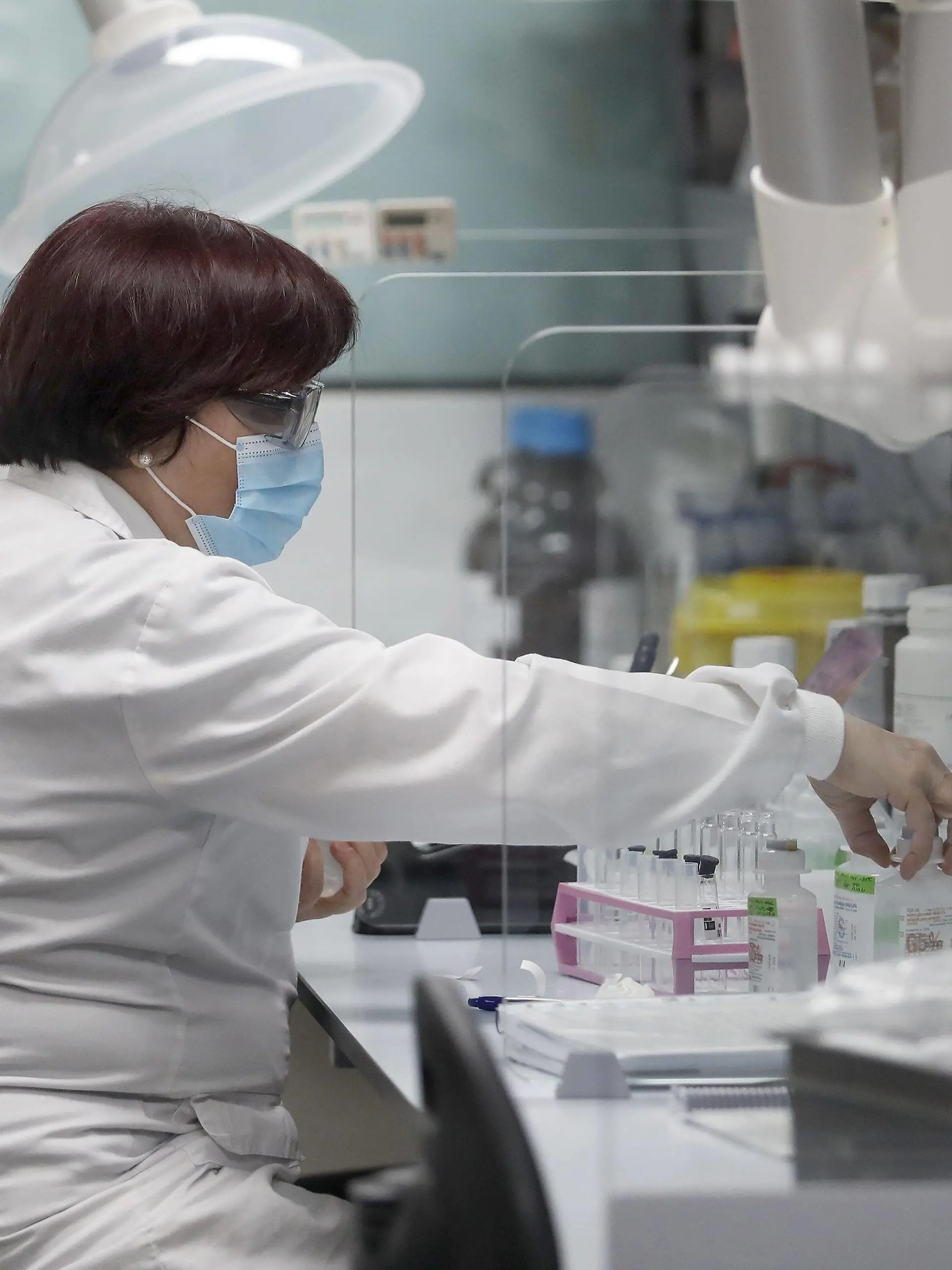 Reig Jofre pharma s staff member works in the microbiology laboratory at the company s facilities in Sant Joan Desp, Barcelona, Spain, 26 March 2021. Sant Joan Despi s plant will start to produce the first doses of the Janssen vaccine against Covid-19 from June 2021. Reig Jofre pharma will produce Janssen vaccine against Covid-19 from June 2021 ACHTUNG: NUR REDAKTIONELLE NUTZUNG PUBLICATIONxINxGERxSUIxAUTxONLY Copyright: xAndreuxDalmaux GRAFCAT633 20210326-637523687215433521 