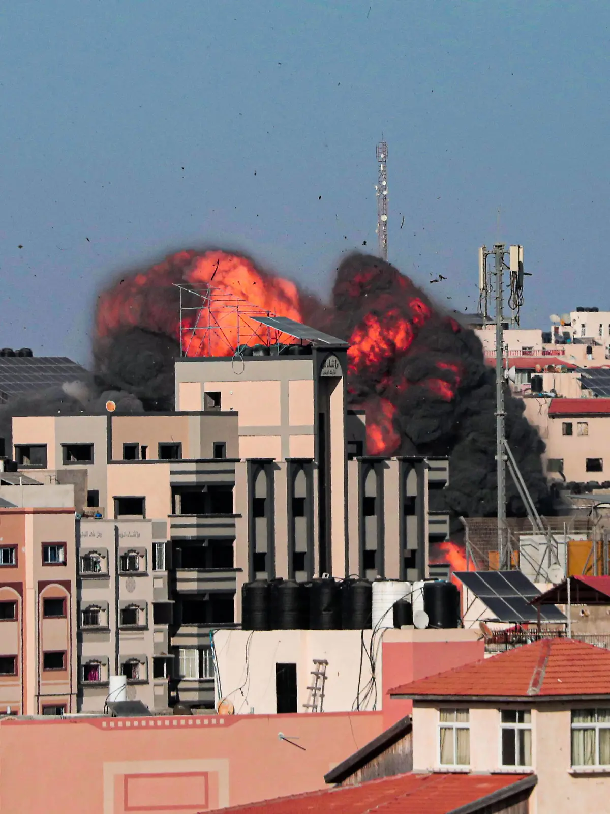 Palestine Israel Conlict A picture shows the explosion after an Israeli strike targeted a building in Gaza City on May 14, 2021. - Israel pounded Gaza and deployed extra troops to the border as Palestinians fired barrages of rockets back, with the death toll in the enclave on the fourth Day of conflict climbing to over 100 Gaza Palestine faiz-notitle160301_npw2B PUBLICATIONxNOTxINxFRA Copyright: xMomenxFaizx 