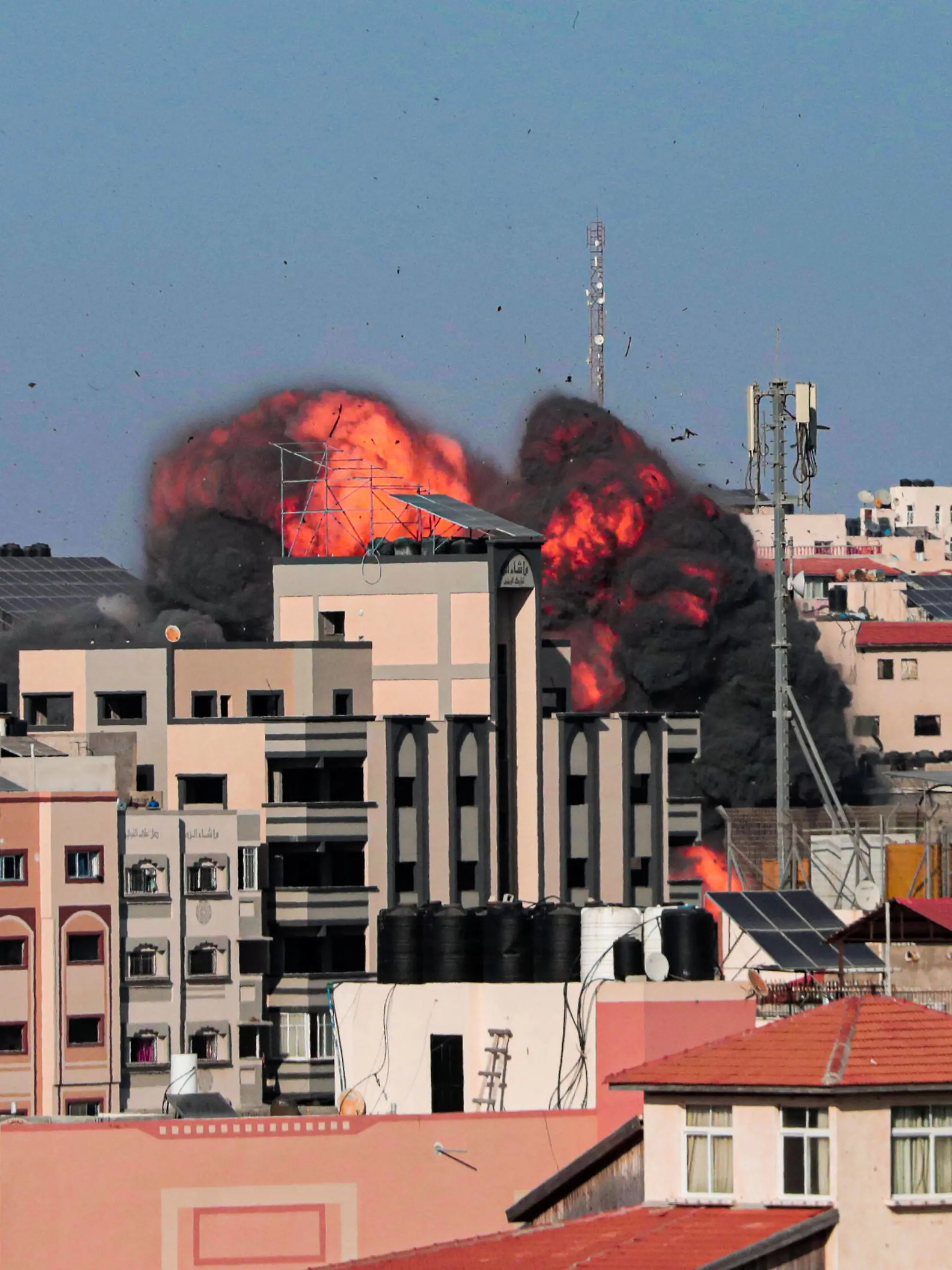 Palestine Israel Conlict A picture shows the explosion after an Israeli strike targeted a building in Gaza City on May 14, 2021. - Israel pounded Gaza and deployed extra troops to the border as Palestinians fired barrages of rockets back, with the death toll in the enclave on the fourth Day of conflict climbing to over 100 Gaza Palestine faiz-notitle160301_npw2B PUBLICATIONxNOTxINxFRA Copyright: xMomenxFaizx 