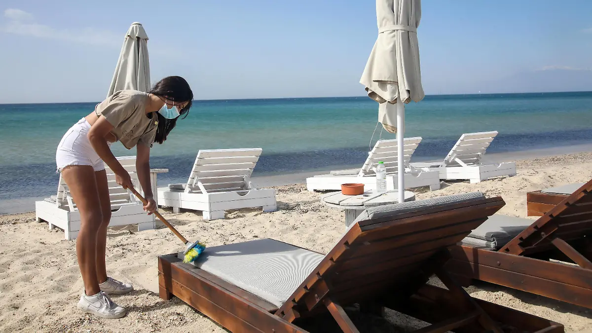  Thessaloniki, Griechenland - Momentaufnahme vom öffentlichen Strand POTAMOS von Epanomi in der Thermaikos Bucht, Chalkidiki, Regionalbezirk Thessaloniki, am ersten Tag der Wiedereröffnung nach dem Lockdown, am Samstag, 8. Mai 2021 - Symbolfoto Im Bild: Letzte Vorbereitungen vor dem Eintreffen der ersten Badegäste Potamos Strand *** Thessaloniki, Greece Snapshot of the public beach POTAMOS of Epanomi in Thermaikos Bay, Chalkidiki, Thessaloniki Regional Municipality, on the first day of reopening after the lockdown, on Saturday, May 8, 2021 Symbol photo In the picture Final preparations before the arrival of the first bathers Potamos beach. PUBLICATIONxNOTxINxGRE ANE5297778