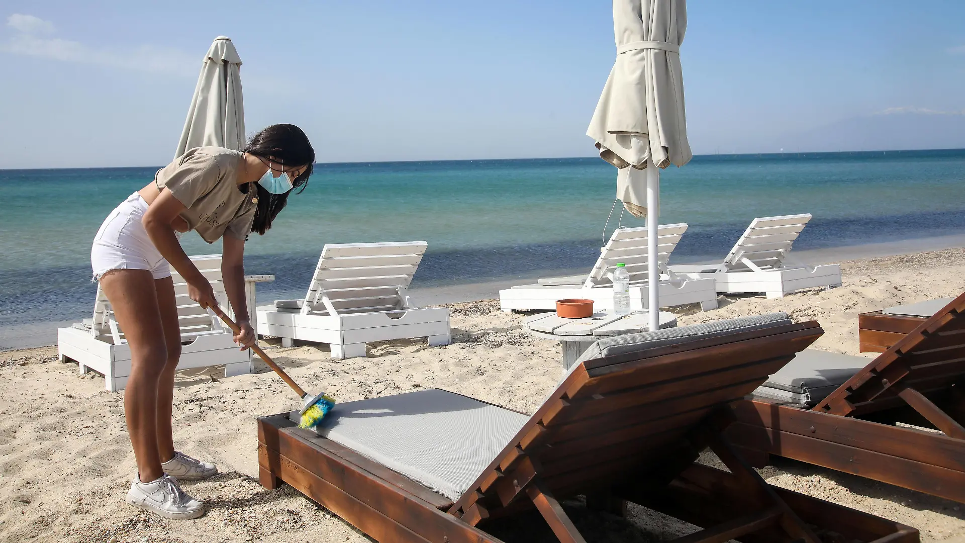 Thessaloniki, Griechenland - Momentaufnahme vom öffentlichen Strand POTAMOS von Epanomi in der Thermaikos Bucht, Chalkidiki, Regionalbezirk Thessaloniki, am ersten Tag der Wiedereröffnung nach dem Lockdown, am Samstag, 8. Mai 2021 - Symbolfoto Im Bild: Letzte Vorbereitungen vor dem Eintreffen der ersten Badegäste Potamos Strand *** Thessaloniki, Greece Snapshot of the public beach POTAMOS of Epanomi in Thermaikos Bay, Chalkidiki, Thessaloniki Regional Municipality, on the first day of reopening after the lockdown, on Saturday, May 8, 2021 Symbol photo In the picture Final preparations before the arrival of the first bathers Potamos beach. PUBLICATIONxNOTxINxGRE ANE5297778