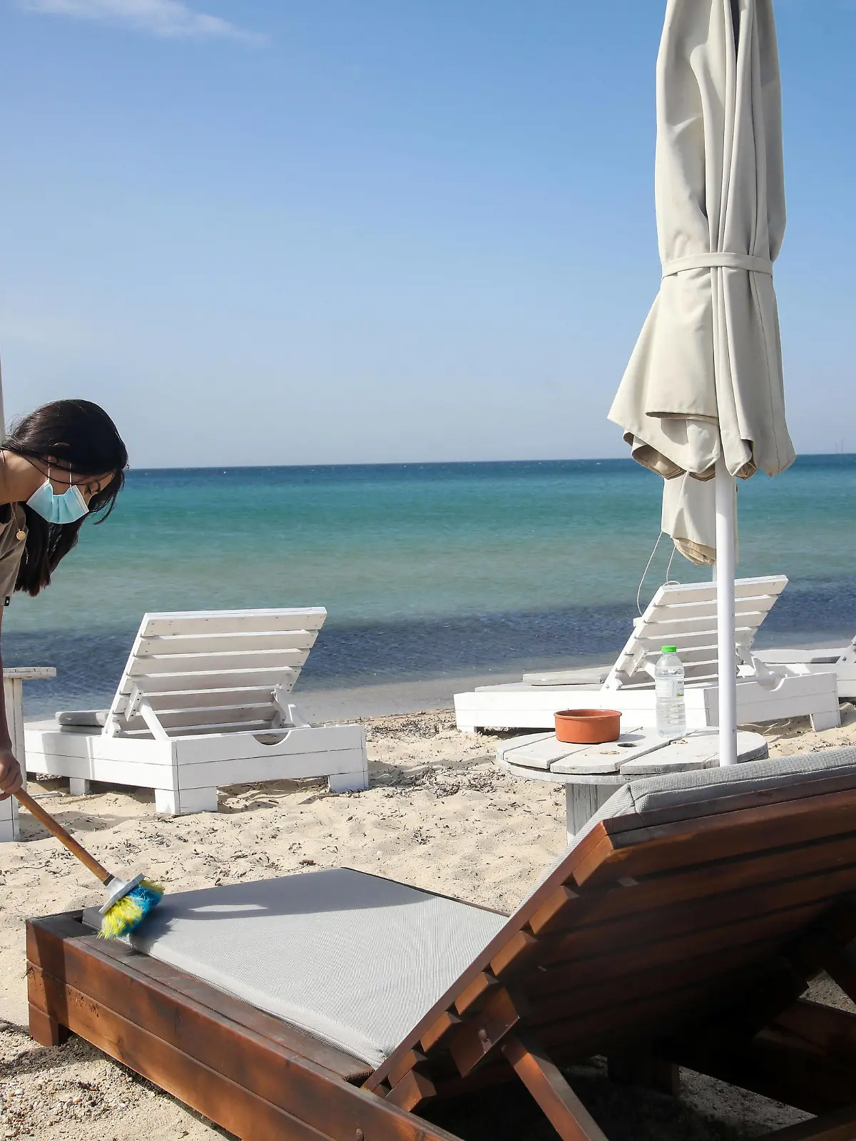  Thessaloniki, Griechenland - Momentaufnahme vom öffentlichen Strand POTAMOS von Epanomi in der Thermaikos Bucht, Chalkidiki, Regionalbezirk Thessaloniki, am ersten Tag der Wiedereröffnung nach dem Lockdown, am Samstag, 8. Mai 2021 - Symbolfoto Im Bild: Letzte Vorbereitungen vor dem Eintreffen der ersten Badegäste Potamos Strand *** Thessaloniki, Greece Snapshot of the public beach POTAMOS of Epanomi in Thermaikos Bay, Chalkidiki, Thessaloniki Regional Municipality, on the first day of reopening after the lockdown, on Saturday, May 8, 2021 Symbol photo In the picture Final preparations before the arrival of the first bathers Potamos beach. PUBLICATIONxNOTxINxGRE ANE5297778