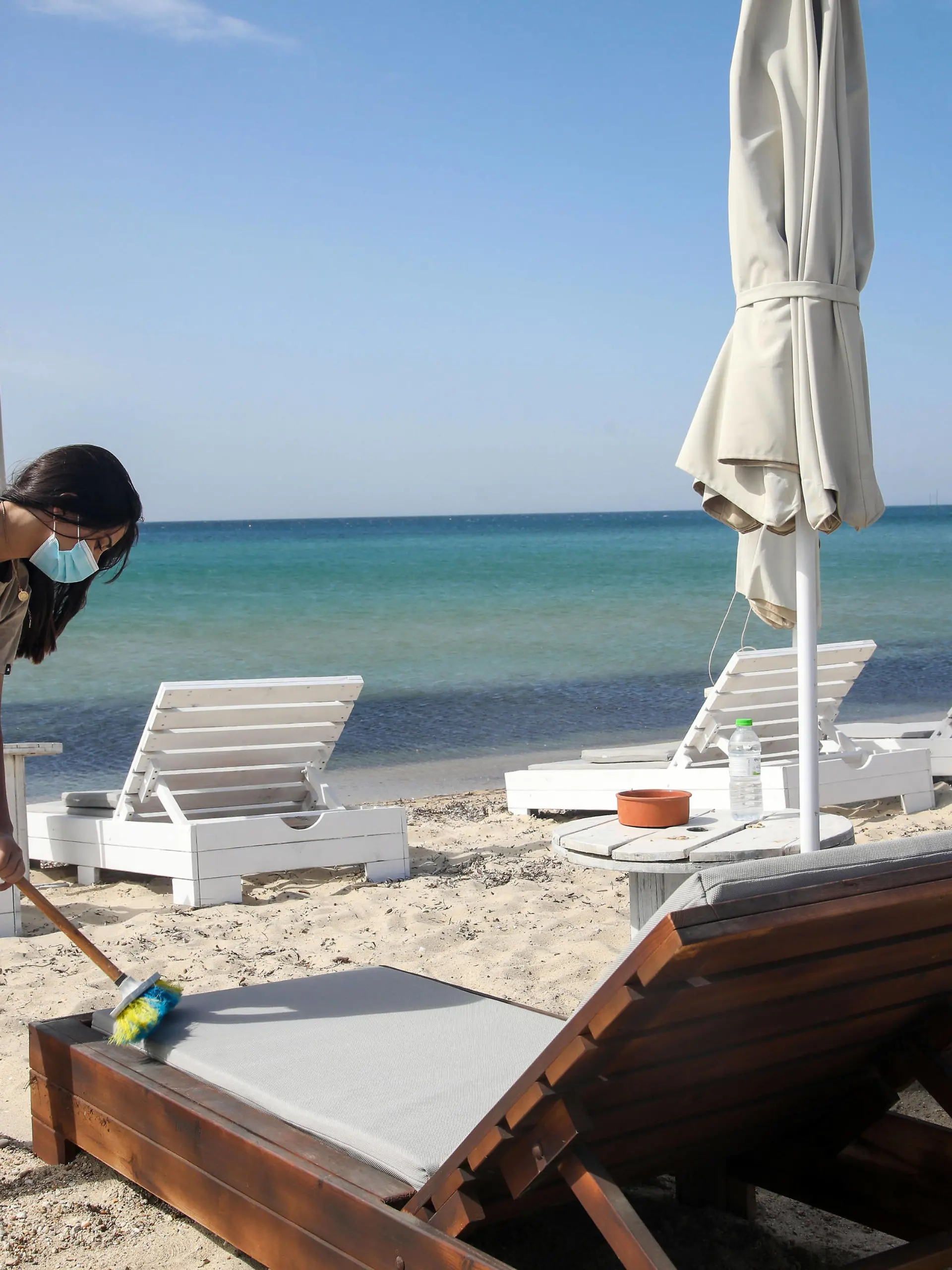  Thessaloniki, Griechenland - Momentaufnahme vom öffentlichen Strand POTAMOS von Epanomi in der Thermaikos Bucht, Chalkidiki, Regionalbezirk Thessaloniki, am ersten Tag der Wiedereröffnung nach dem Lockdown, am Samstag, 8. Mai 2021 - Symbolfoto Im Bild: Letzte Vorbereitungen vor dem Eintreffen der ersten Badegäste Potamos Strand *** Thessaloniki, Greece Snapshot of the public beach POTAMOS of Epanomi in Thermaikos Bay, Chalkidiki, Thessaloniki Regional Municipality, on the first day of reopening after the lockdown, on Saturday, May 8, 2021 Symbol photo In the picture Final preparations before the arrival of the first bathers Potamos beach. PUBLICATIONxNOTxINxGRE ANE5297778