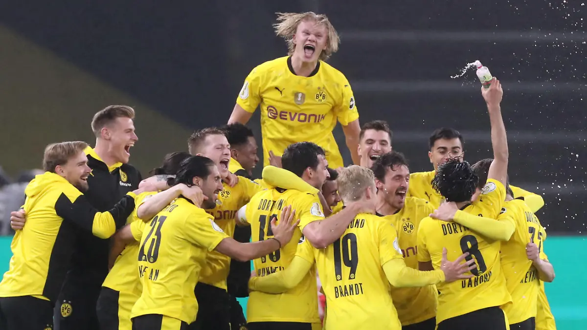  Pokalfinale / RB Leipzig - Dortmund / 13.05.2021 Berlin, 13.05.2021, Olympiastadion, Fussball, DFB - Pokalfinale , RB Leipzig vs. BVB Borussia Dortmund 1:4 0:3 , Im Bild: Schlussjubel Dortmund mit Erling Haaland oben, 9, Dortmund. , DFB regulations prohibit any use of photographs as image sequences and/or quasi-video. , *** Pokalfinale RB Leipzig Dortmund 13 05 2021 Berlin, 13 05 2021, Olympiastadion, Fussball, DFB Pokalfinale , RB Leipzig vs BVB Borussia Dortmund 1 4 0 3 , Im Bild Schlussjubel Dortmund mit Erling Haaland oben, 9, Dortmund , DFB regulations prohibit any use of photographs as image sequences and or quasi video ,